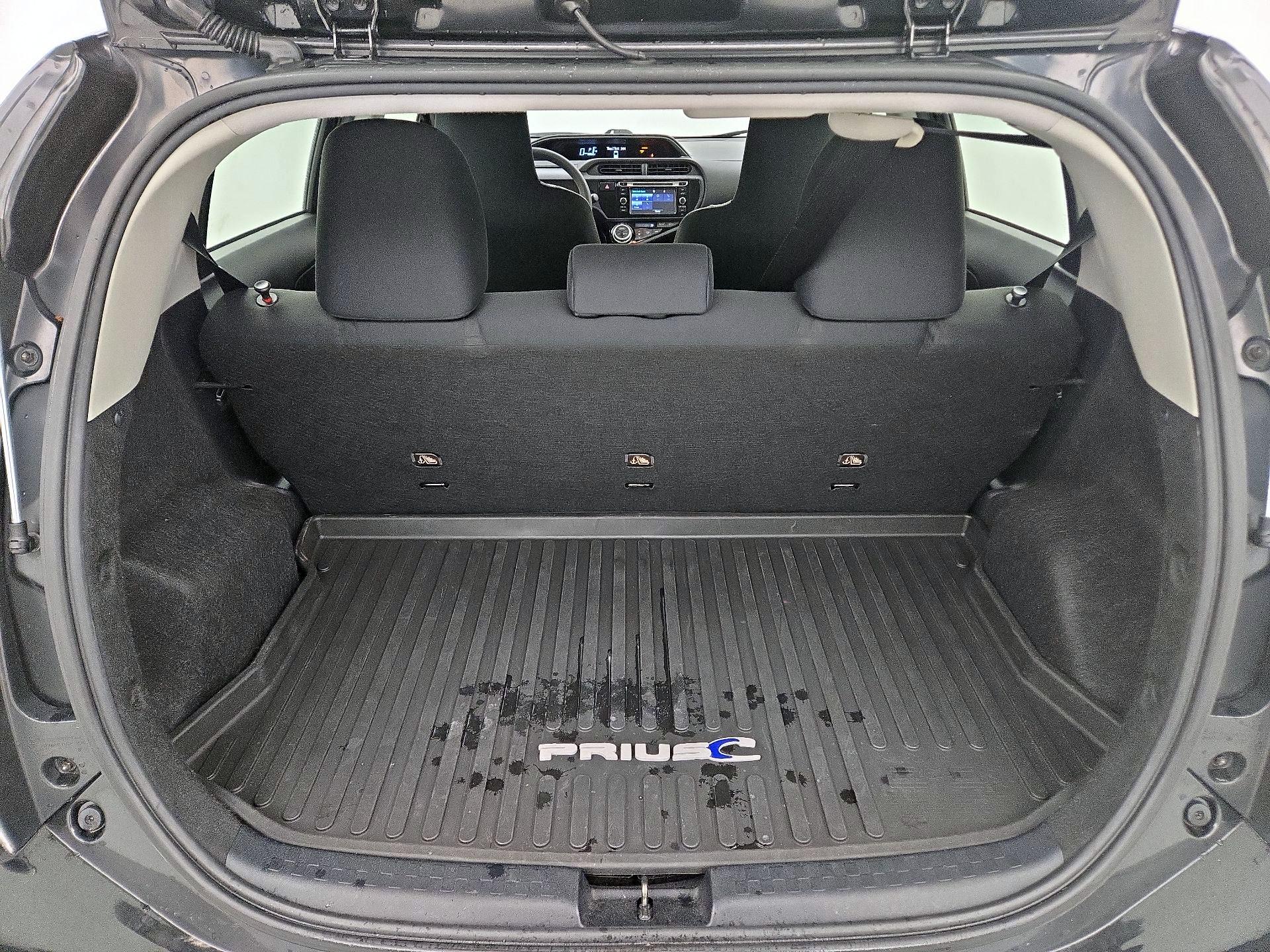 Thumbnail: 2015 Toyota Prius c - 17