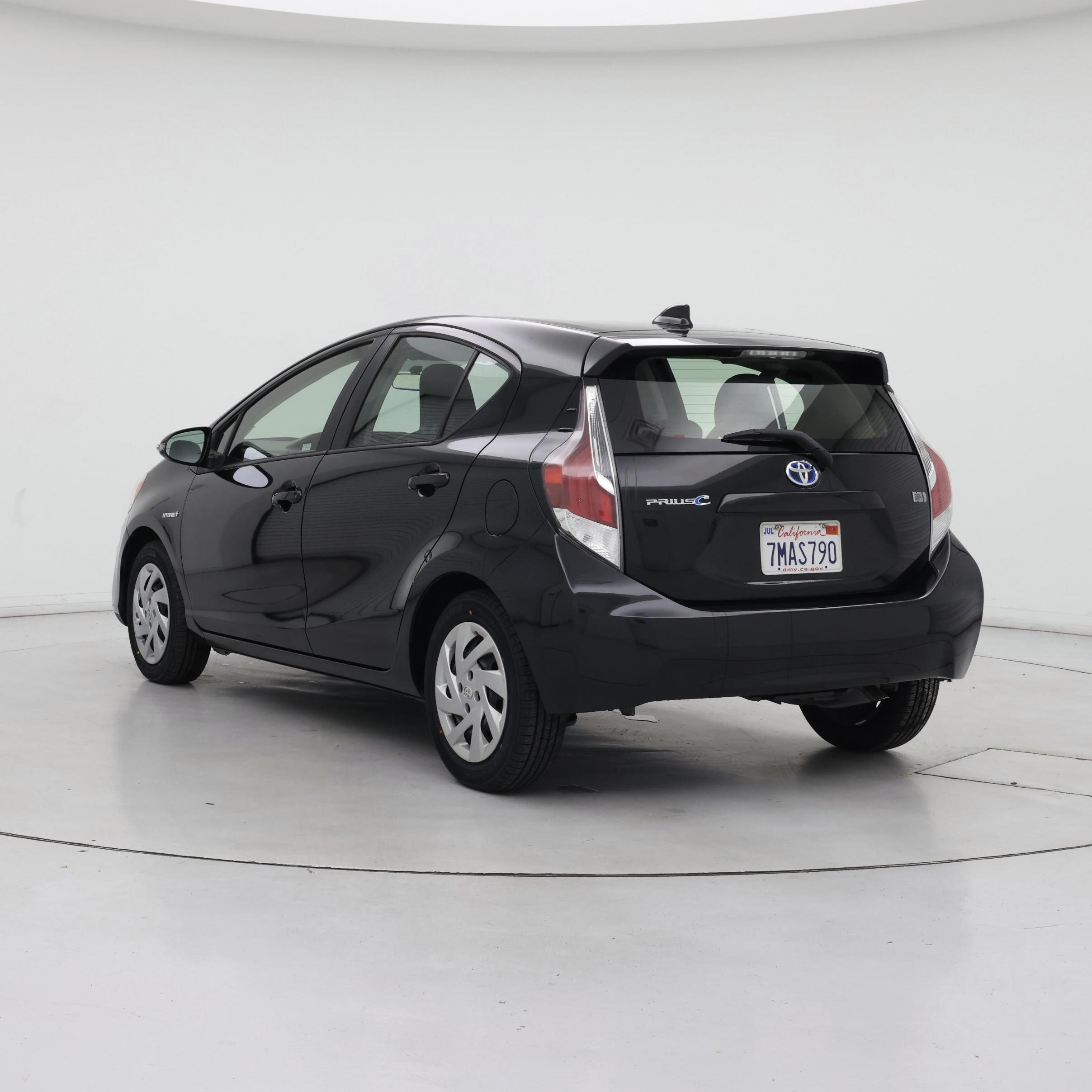 Thumbnail: 2015 Toyota Prius c - 2