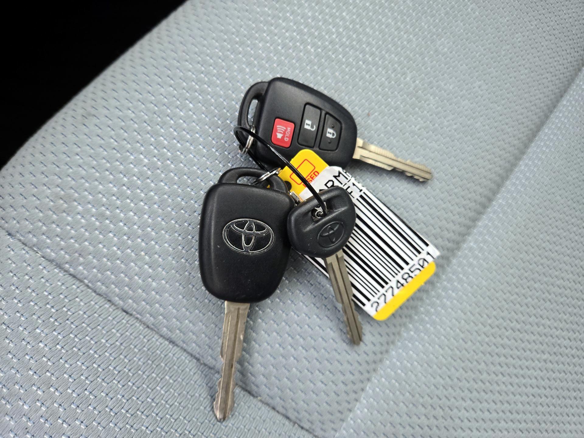 Thumbnail: 2015 Toyota Prius c - 19