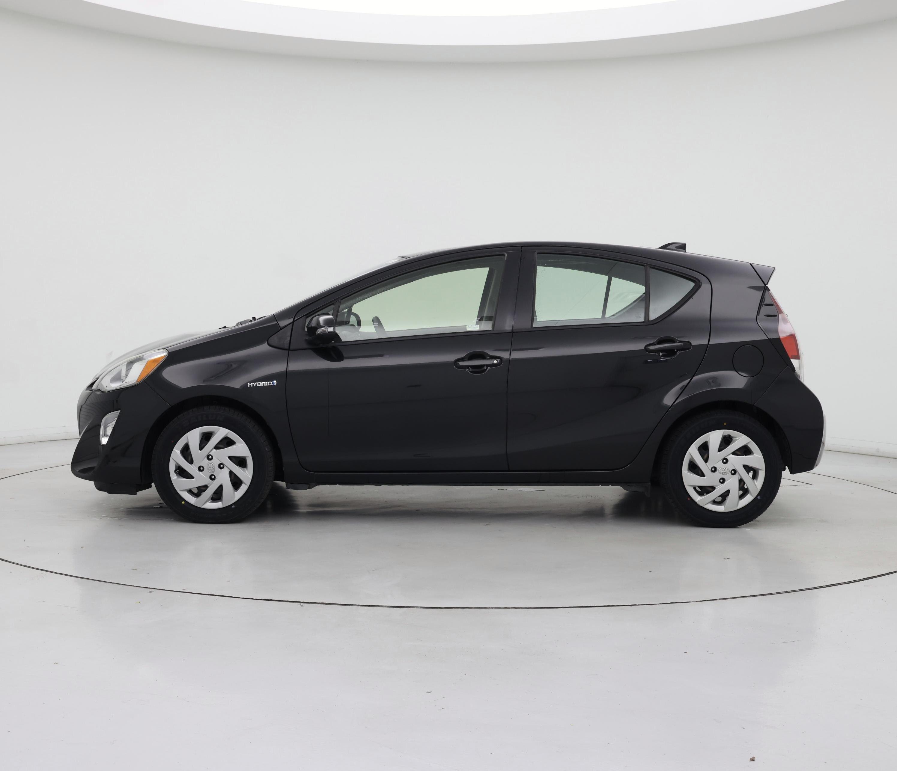 Thumbnail: 2015 Toyota Prius c - 3