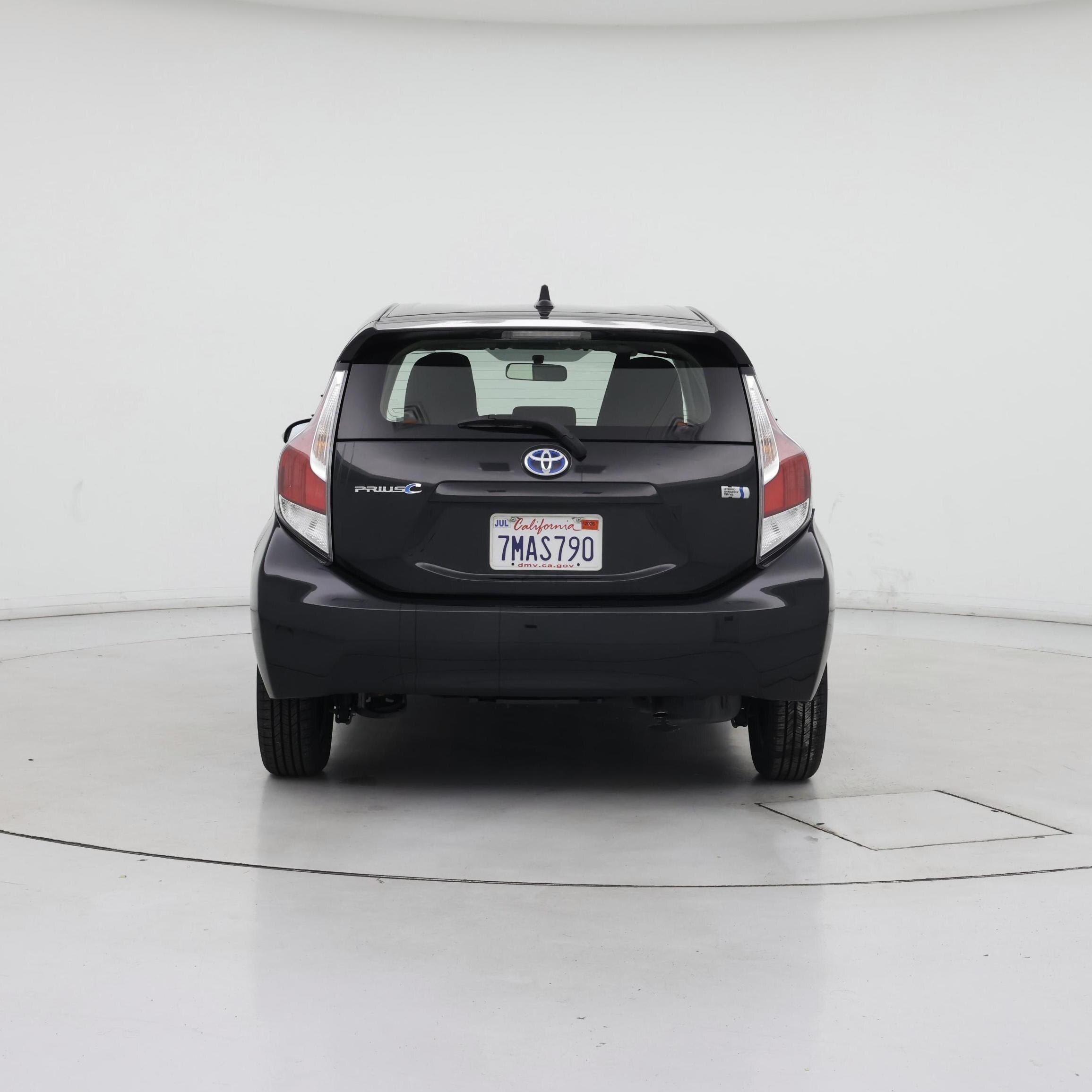 Thumbnail: 2015 Toyota Prius c - 6