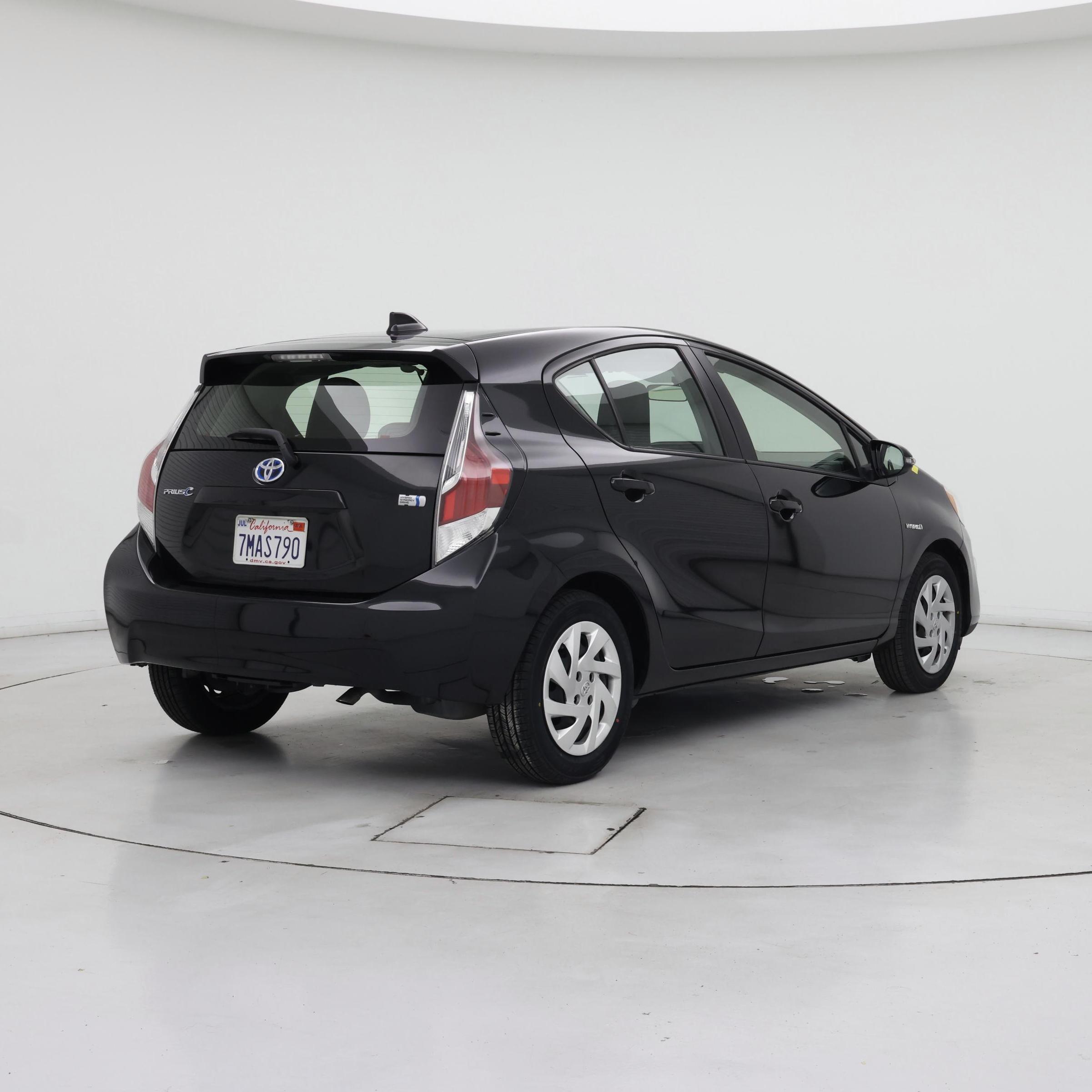 Thumbnail: 2015 Toyota Prius c - 8