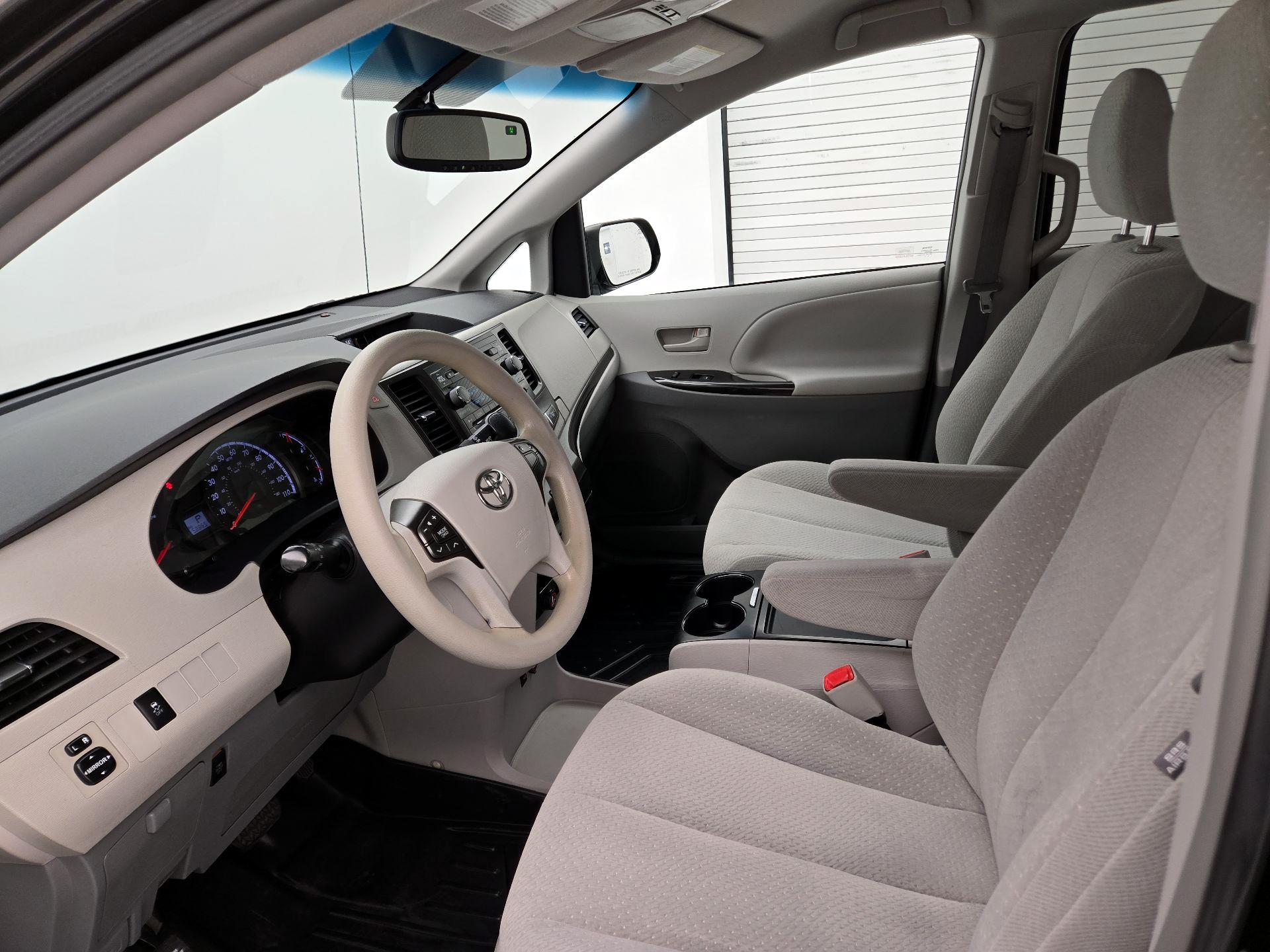 Thumbnail: 2014 Toyota Sienna - 11