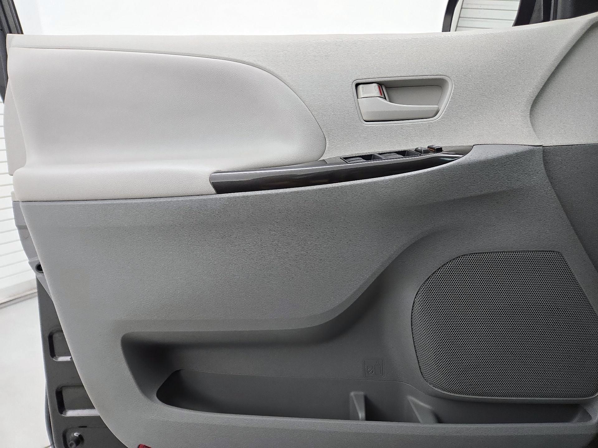 Thumbnail: 2014 Toyota Sienna - 12