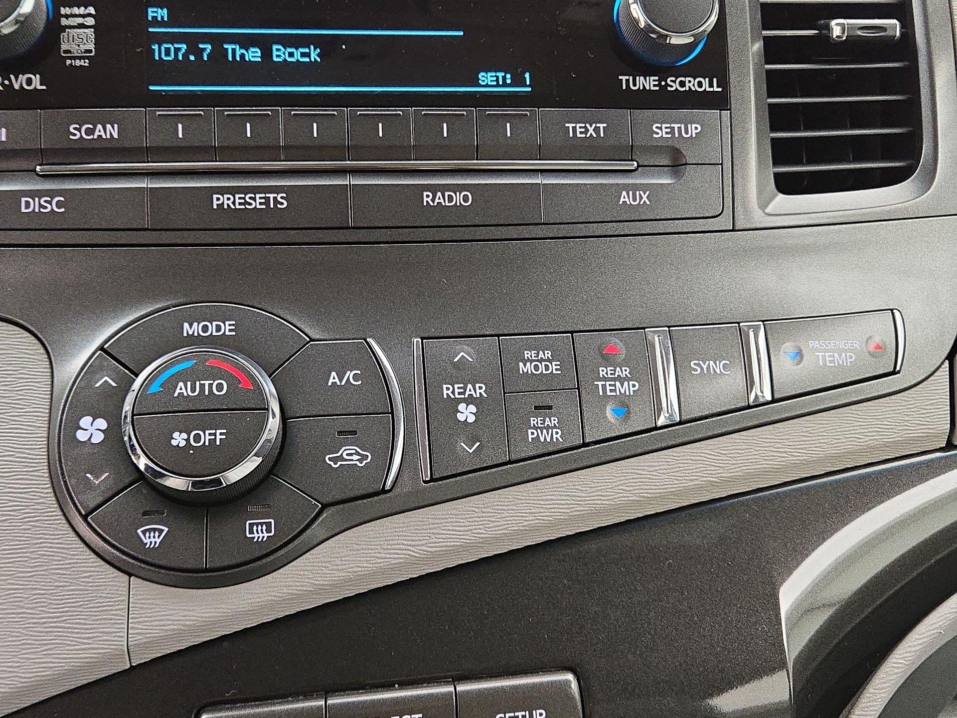 Thumbnail: 2014 Toyota Sienna - 16