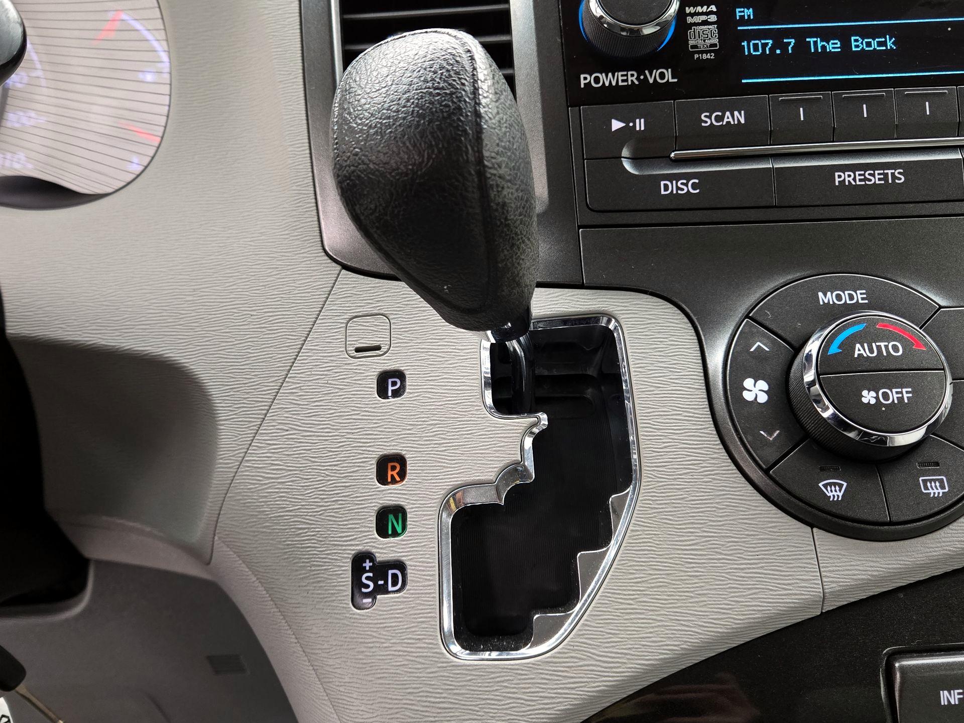 Thumbnail: 2014 Toyota Sienna - 17