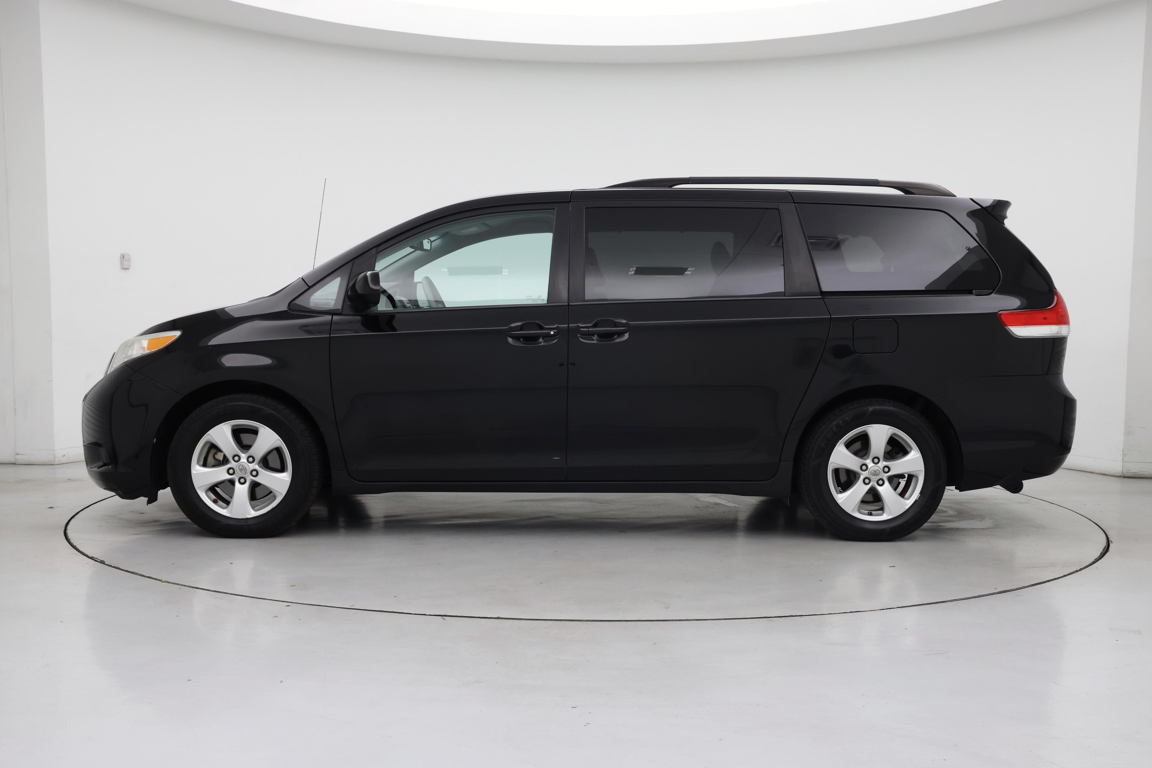 Thumbnail: 2014 Toyota Sienna - 3