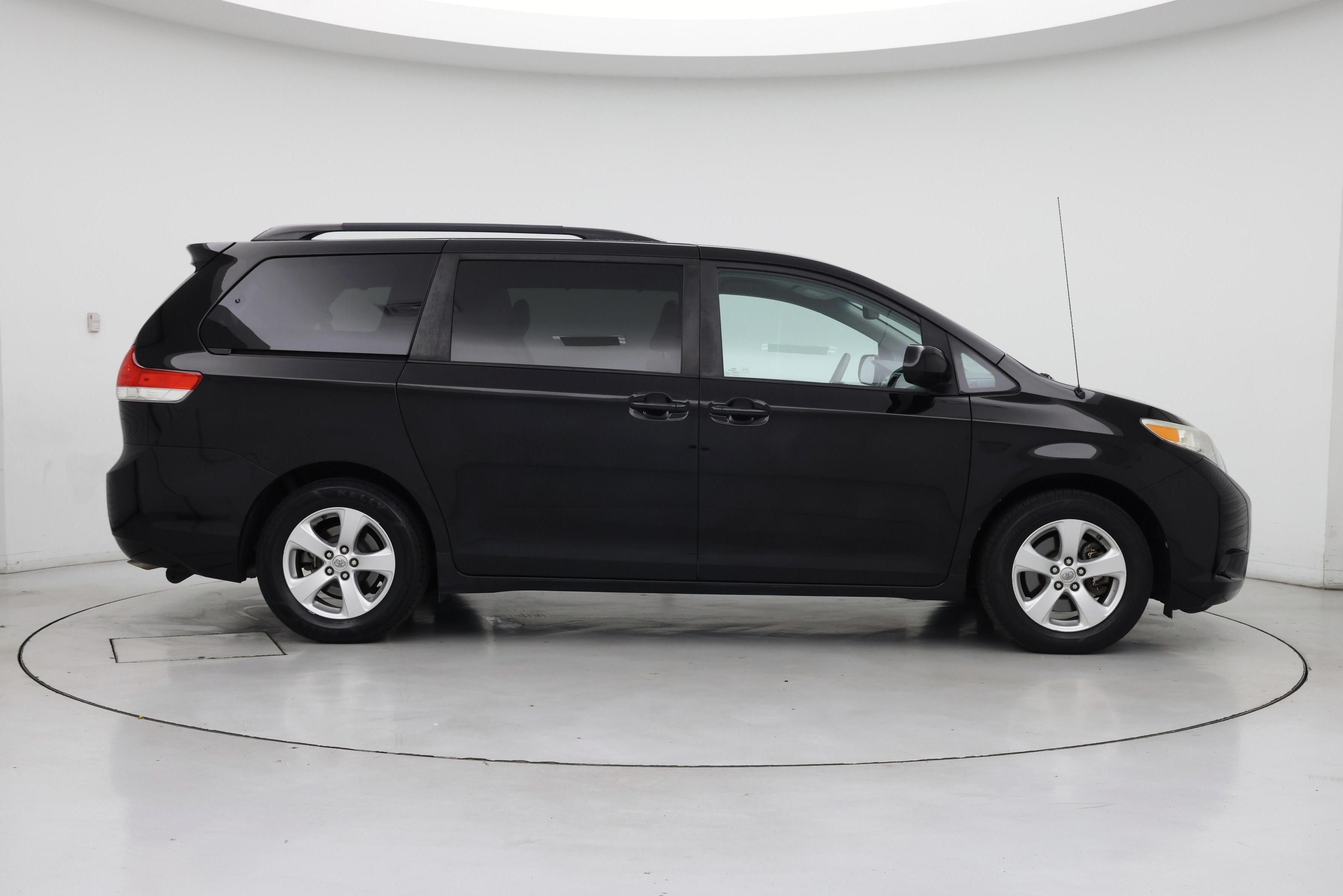 Thumbnail: 2014 Toyota Sienna - 7