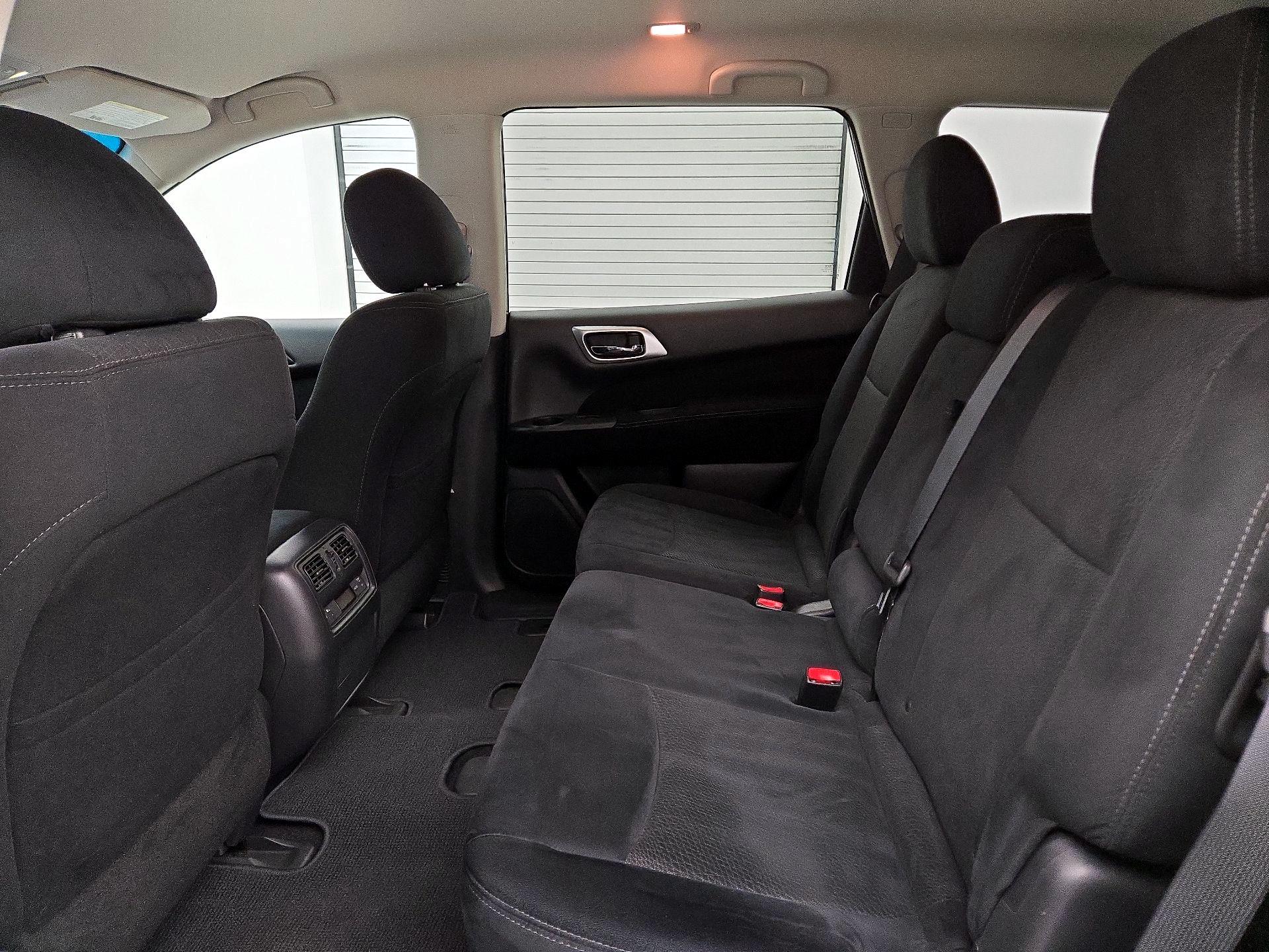 Thumbnail: 2015 Nissan Pathfinder - 17