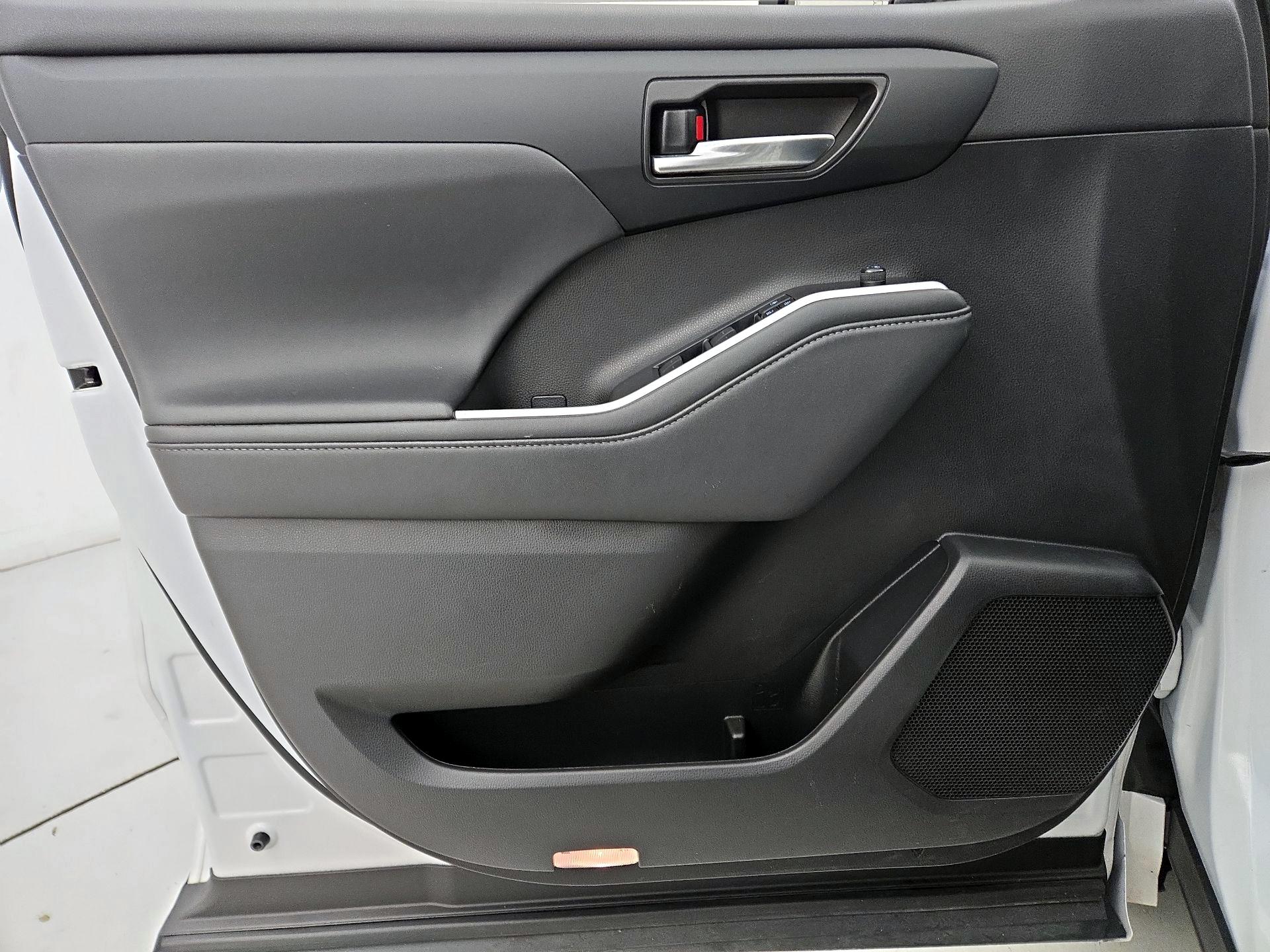 Thumbnail: 2022 Toyota Highlander - 12