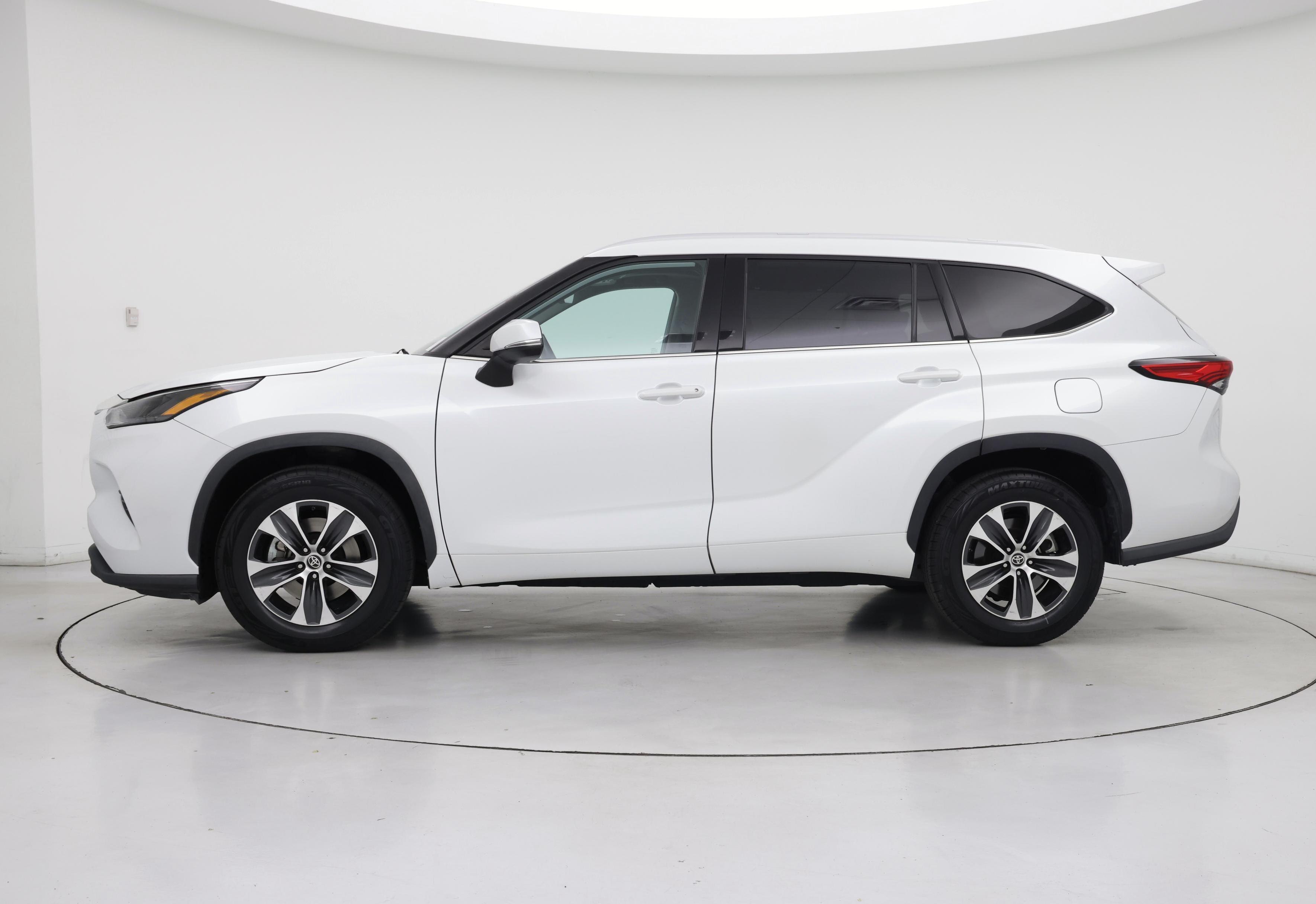 Thumbnail: 2022 Toyota Highlander - 3