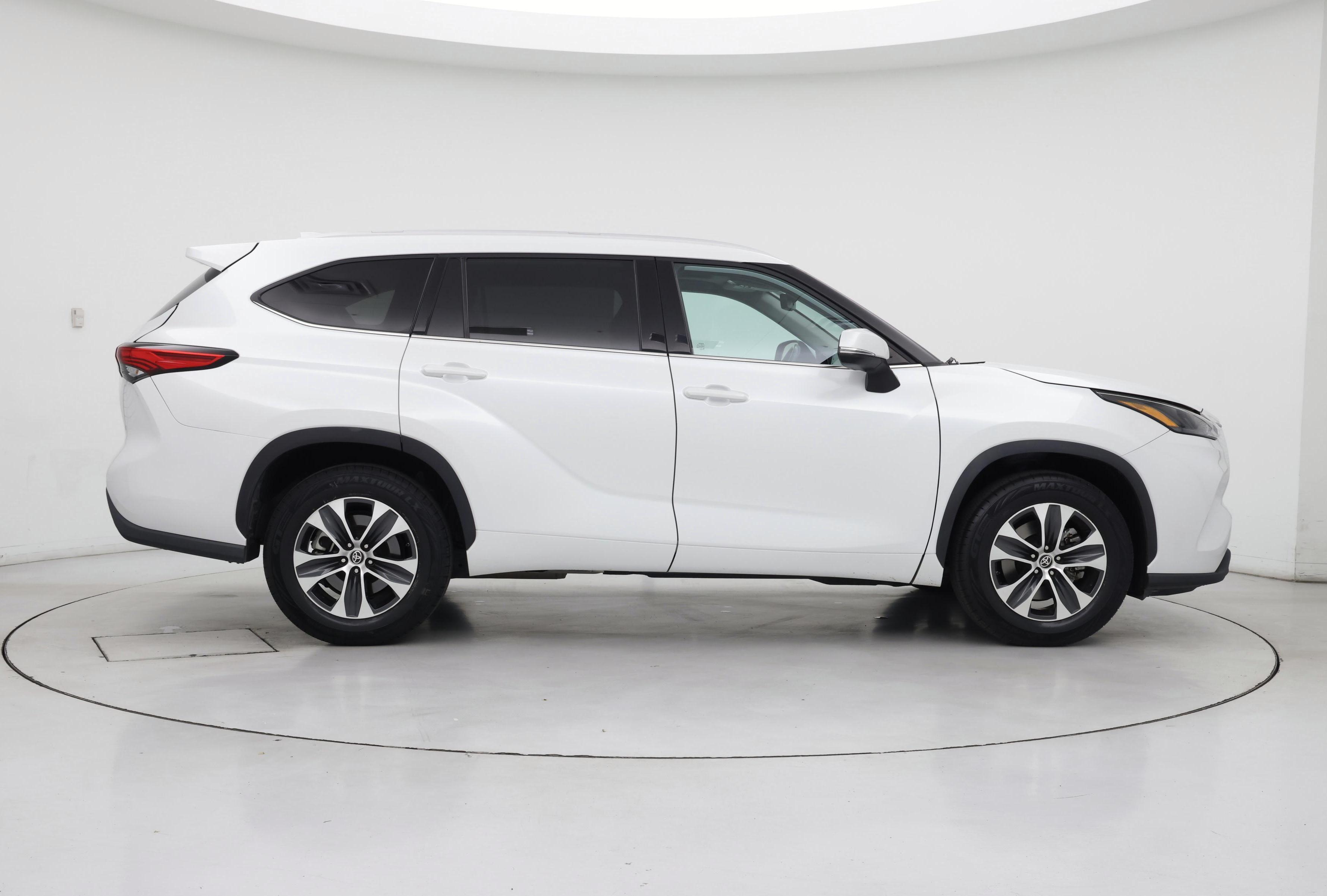 Thumbnail: 2022 Toyota Highlander - 7
