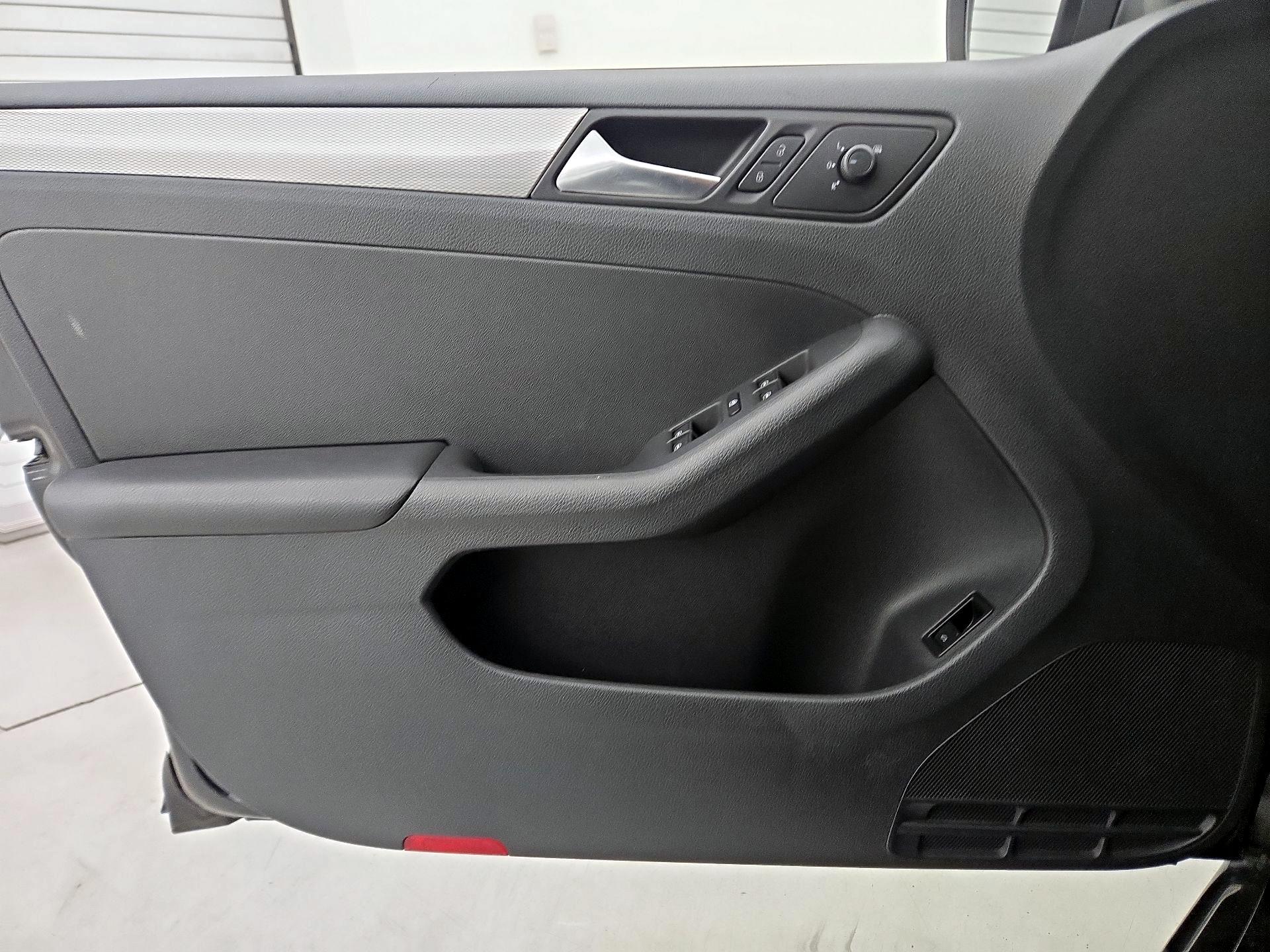 Thumbnail: 2017 Volkswagen Jetta - 12