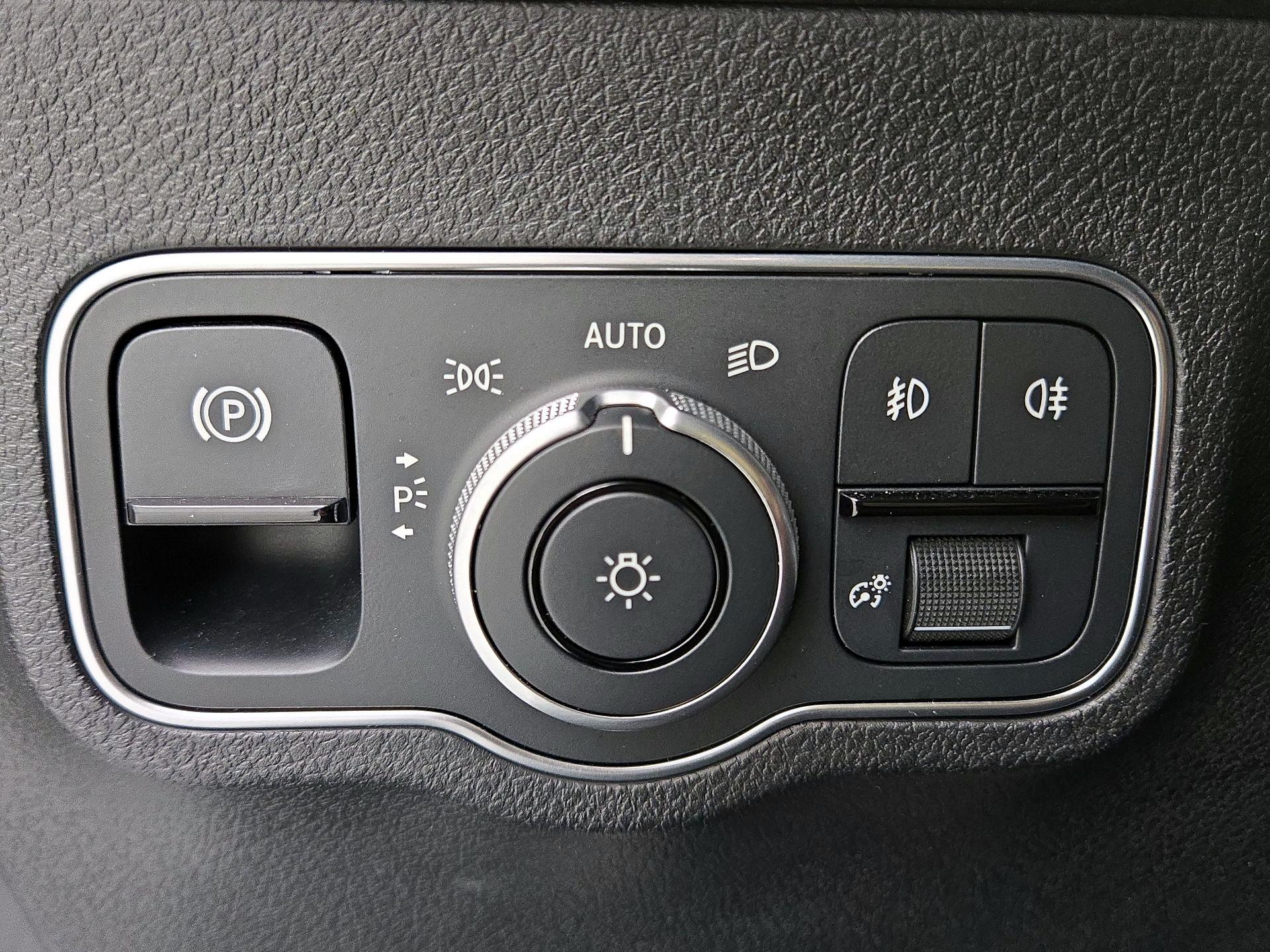 Thumbnail: 2023 Mercedes-Benz GLB - 13