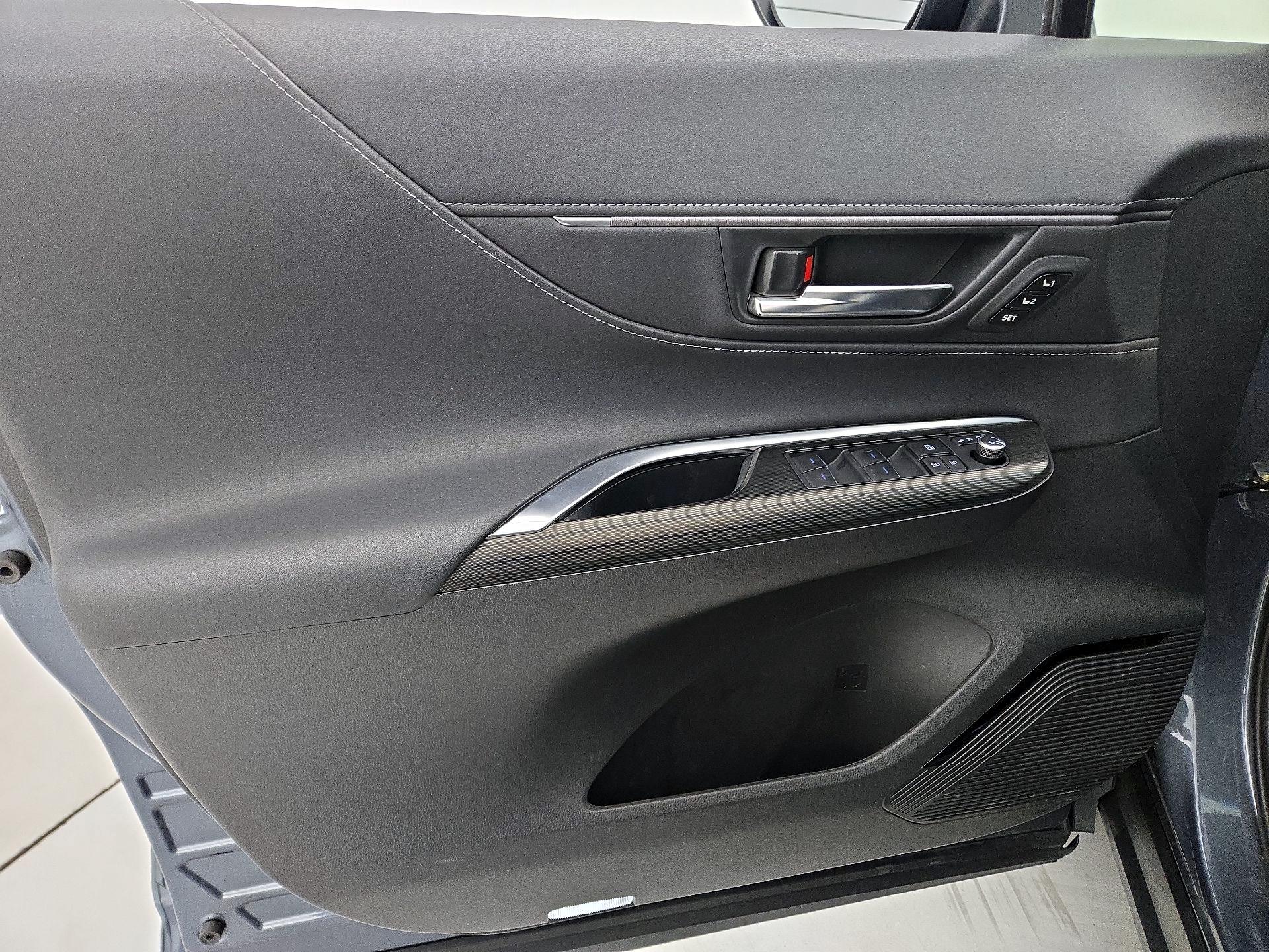 Thumbnail: 2021 Toyota Venza - 12