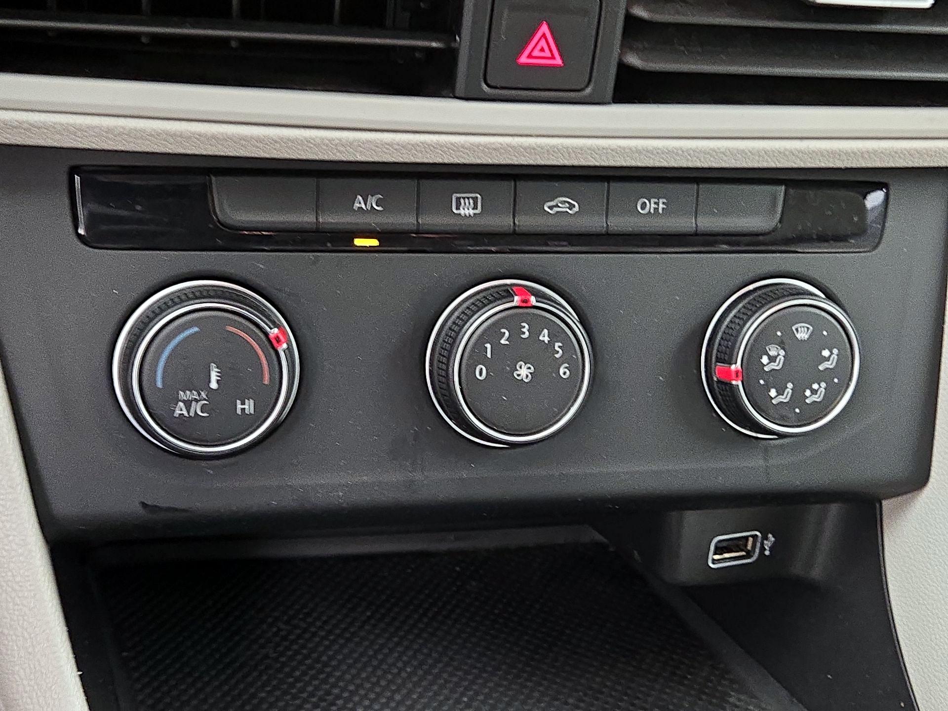 Thumbnail: 2019 Volkswagen Jetta - 16