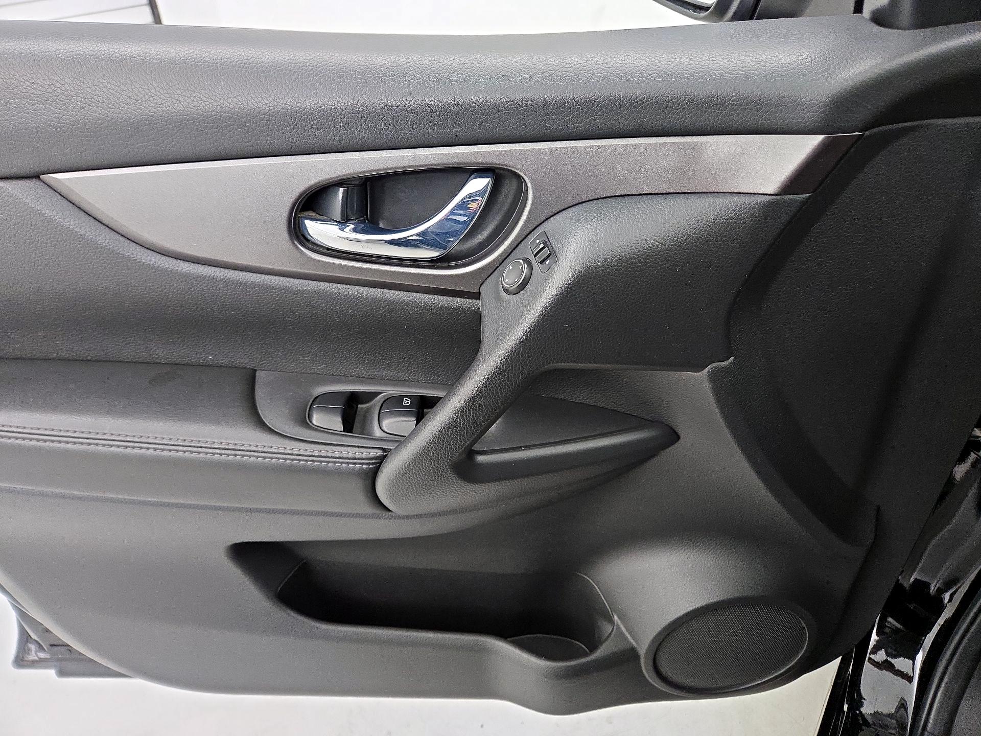 Thumbnail: 2019 Nissan Rogue Sport - 12