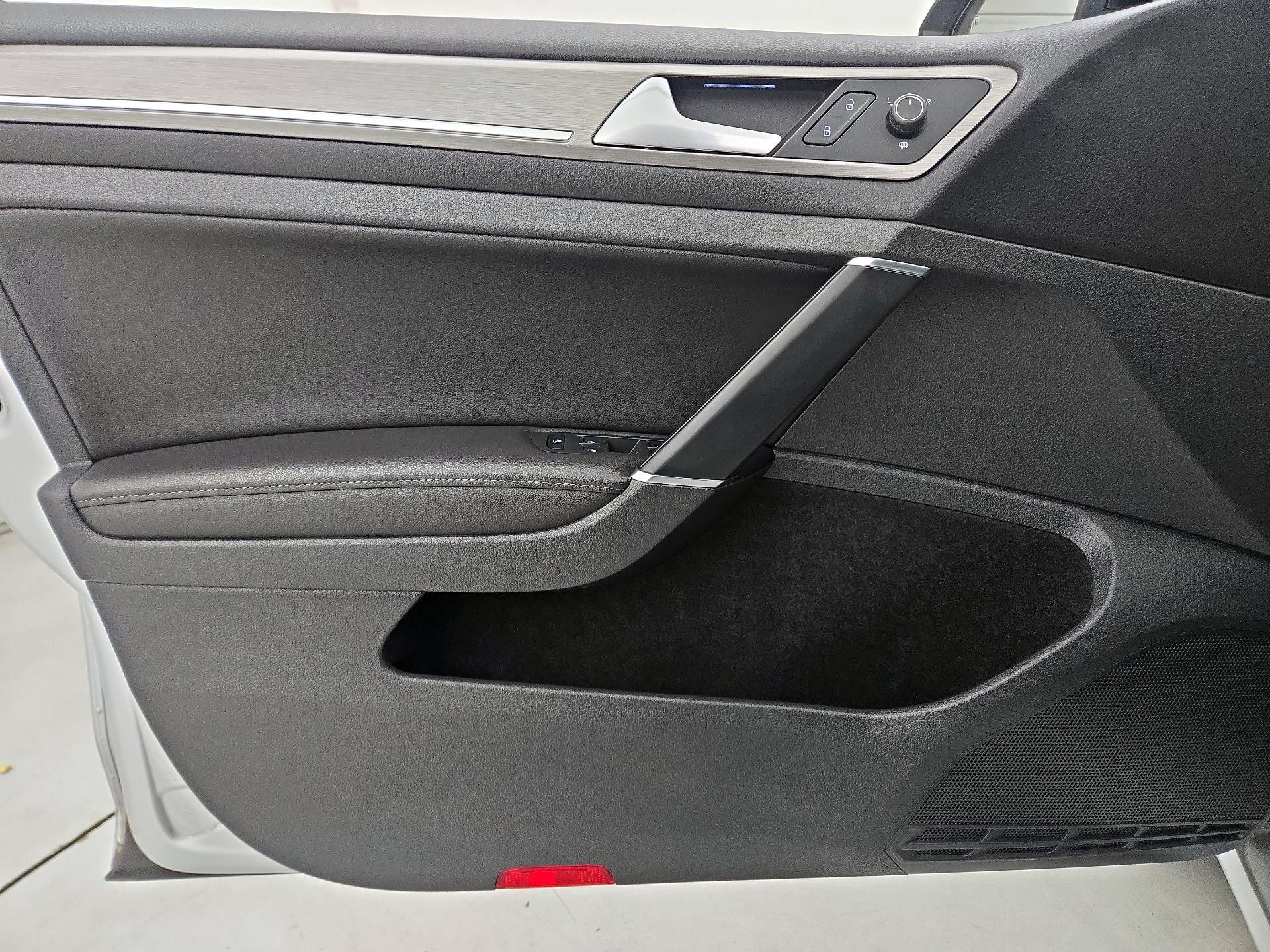 Thumbnail: 2016 Volkswagen Golf - 12