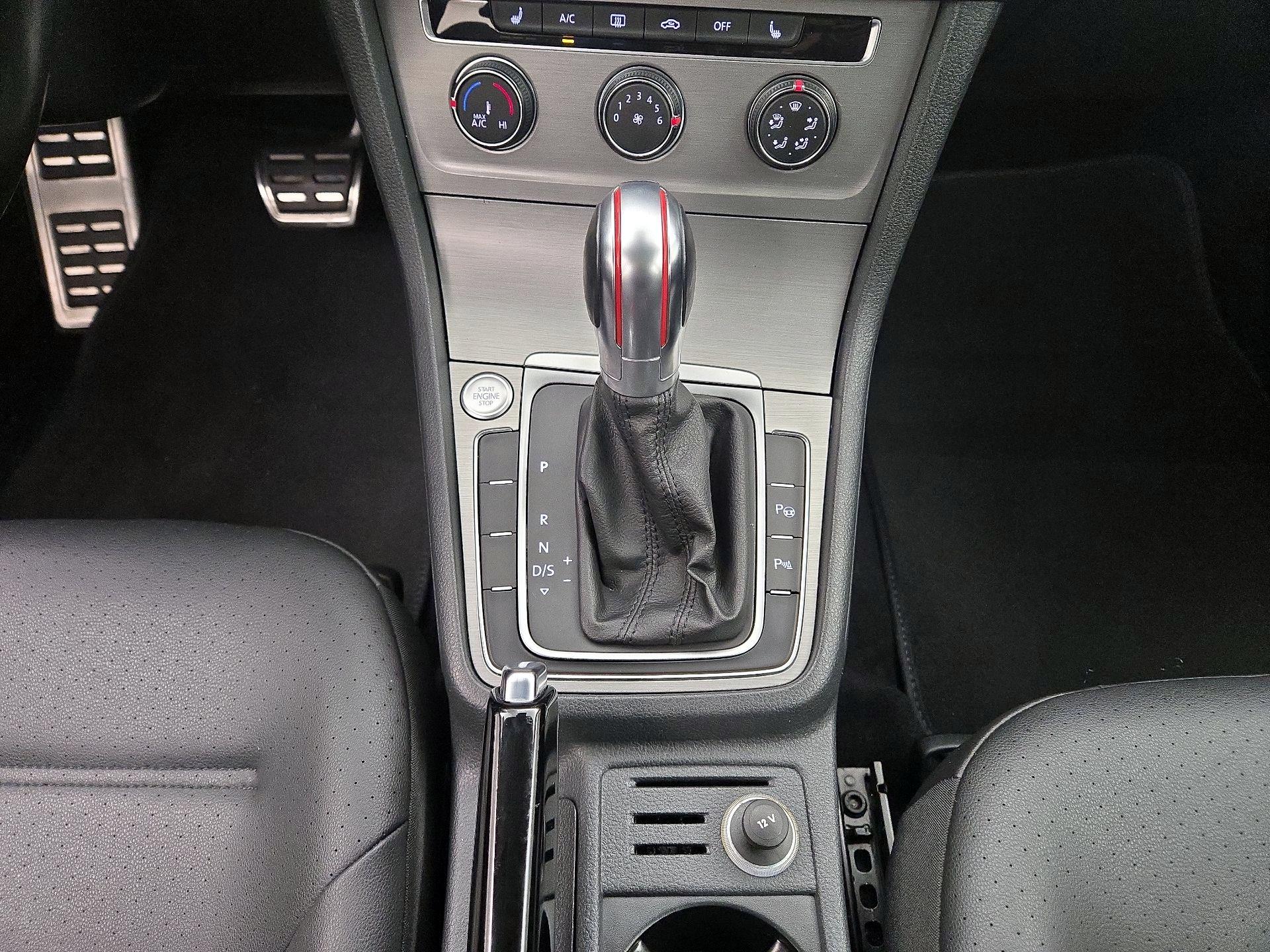 Thumbnail: 2016 Volkswagen Golf - 17