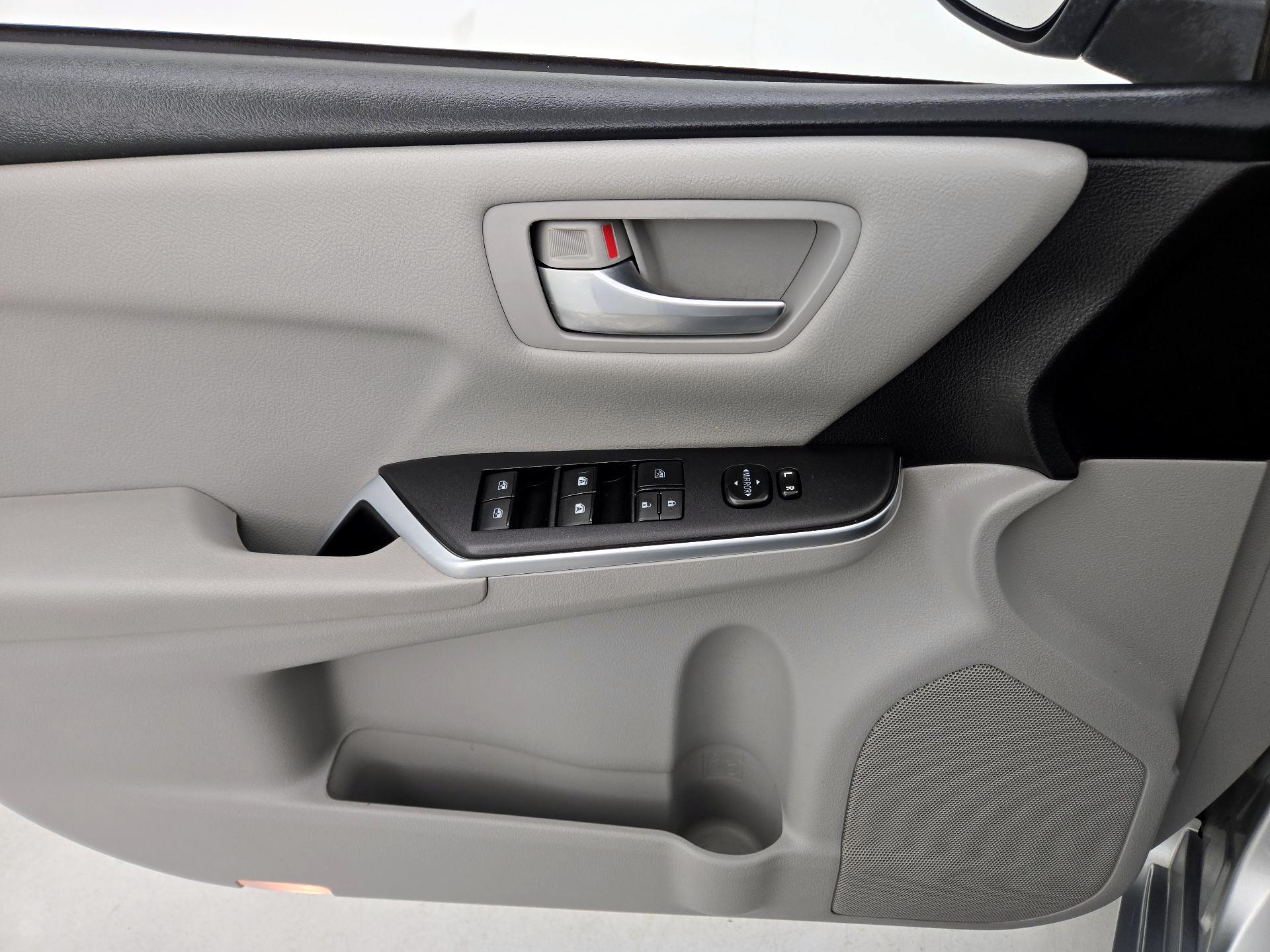 Thumbnail: 2017 Toyota Camry - 12