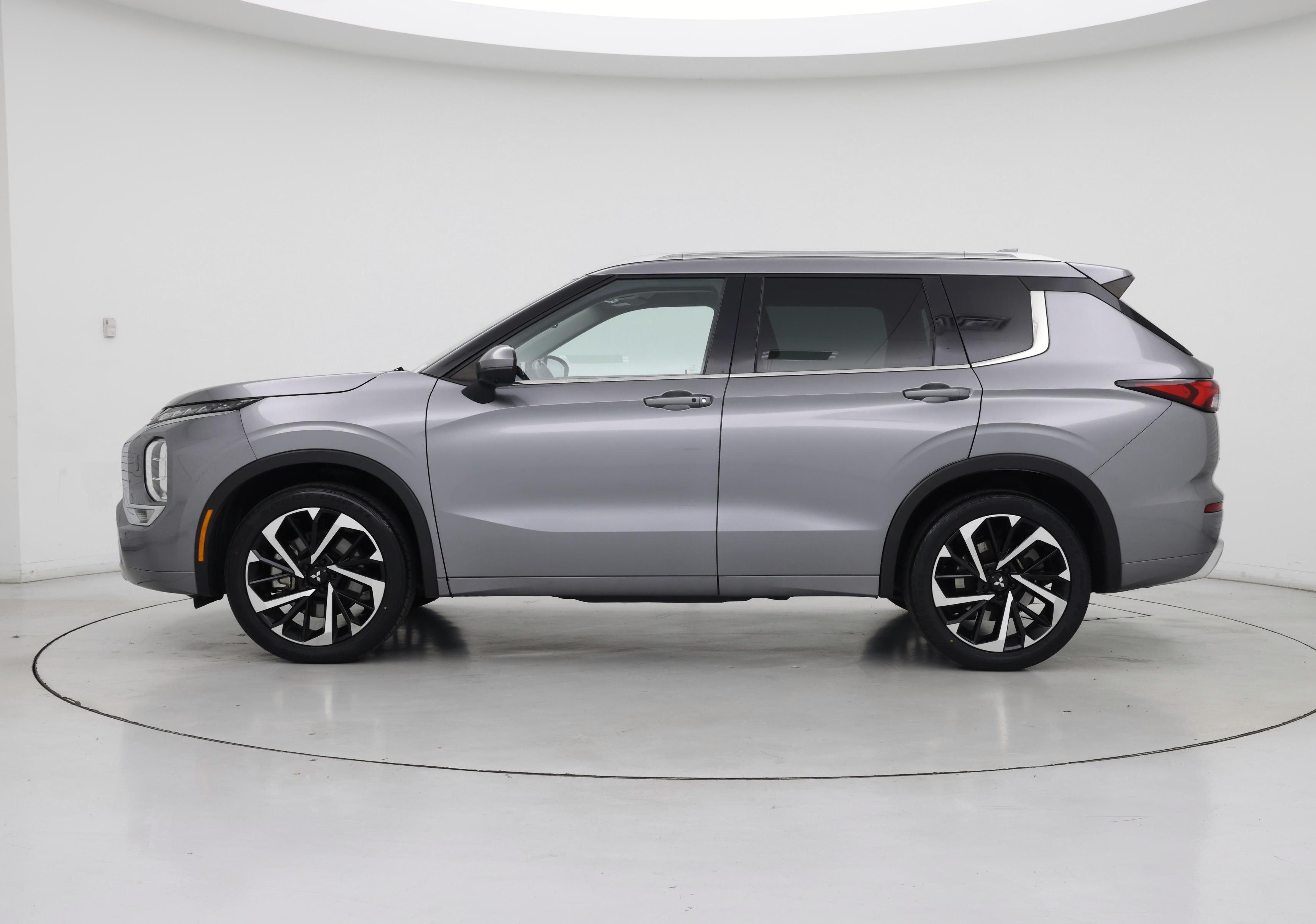 Thumbnail: 2022 Mitsubishi Outlander - 3