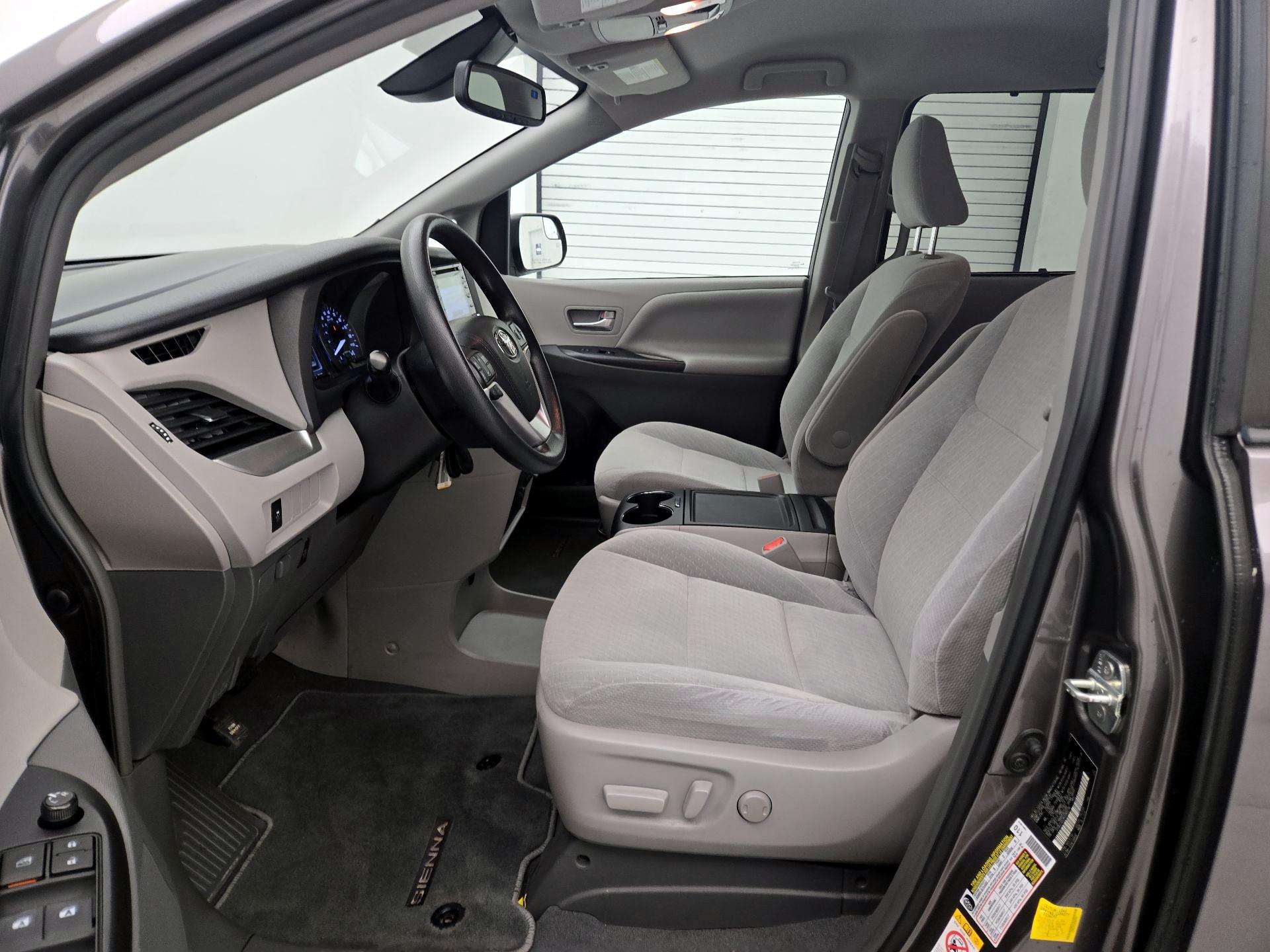 Thumbnail: 2019 Toyota Sienna - 11