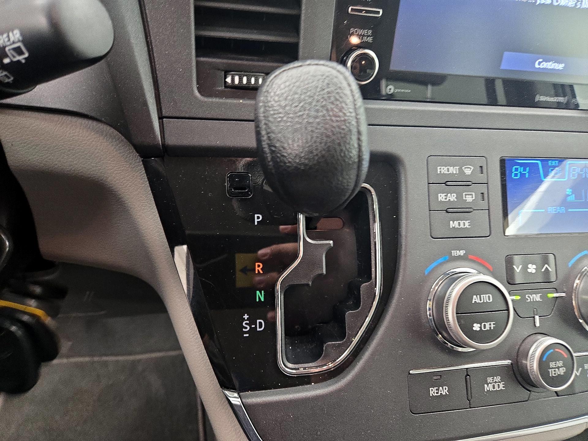 Thumbnail: 2019 Toyota Sienna - 18