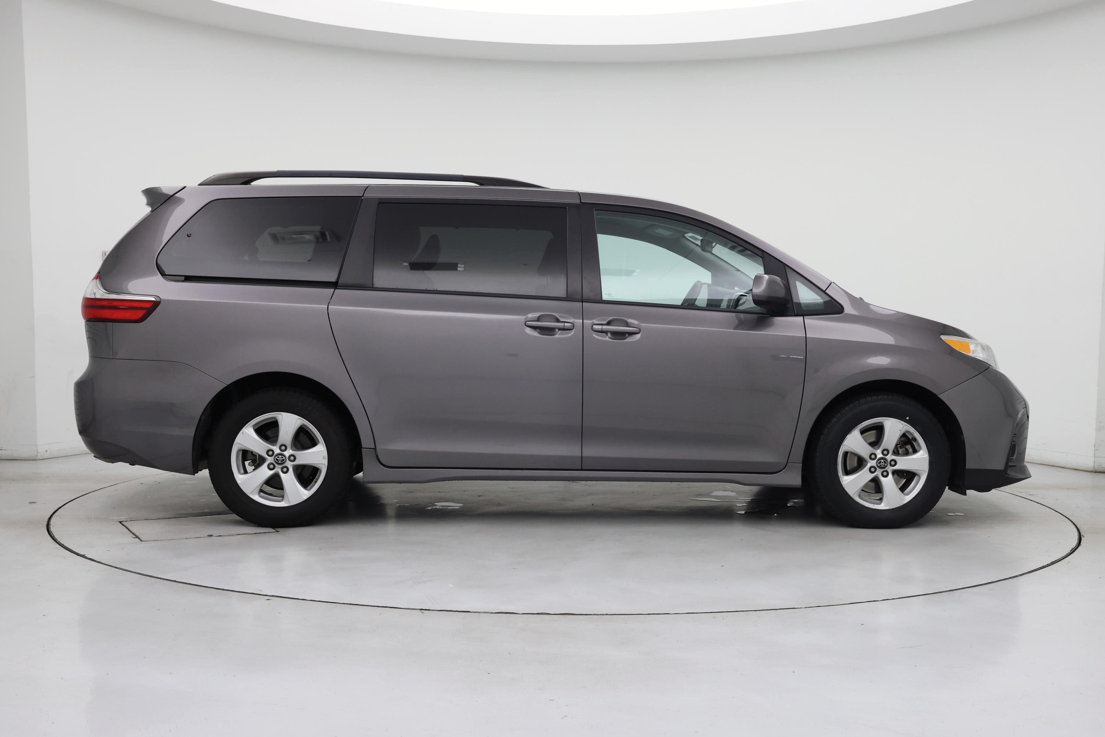 Thumbnail: 2019 Toyota Sienna - 7