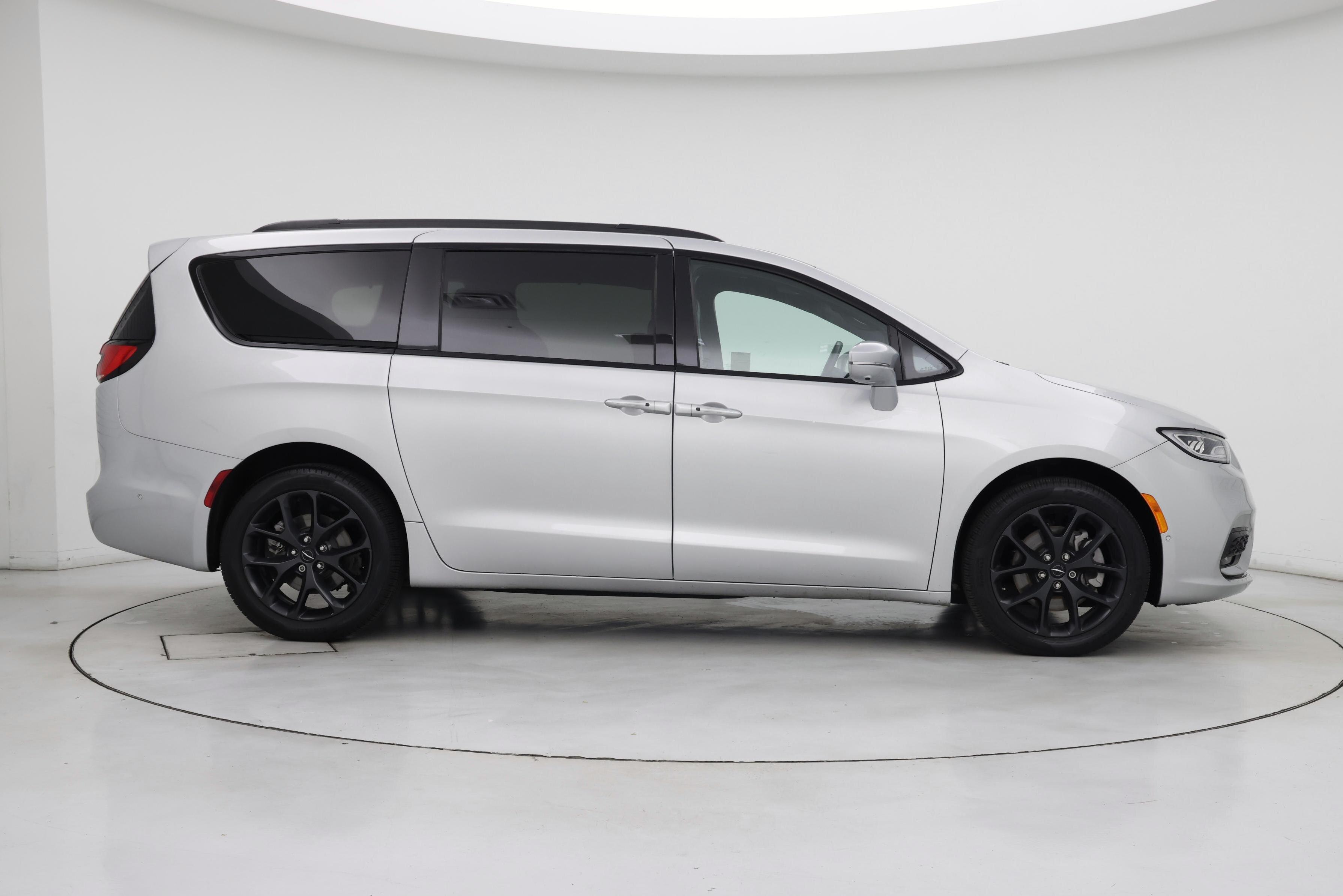 Thumbnail: 2022 Chrysler Pacifica - 7