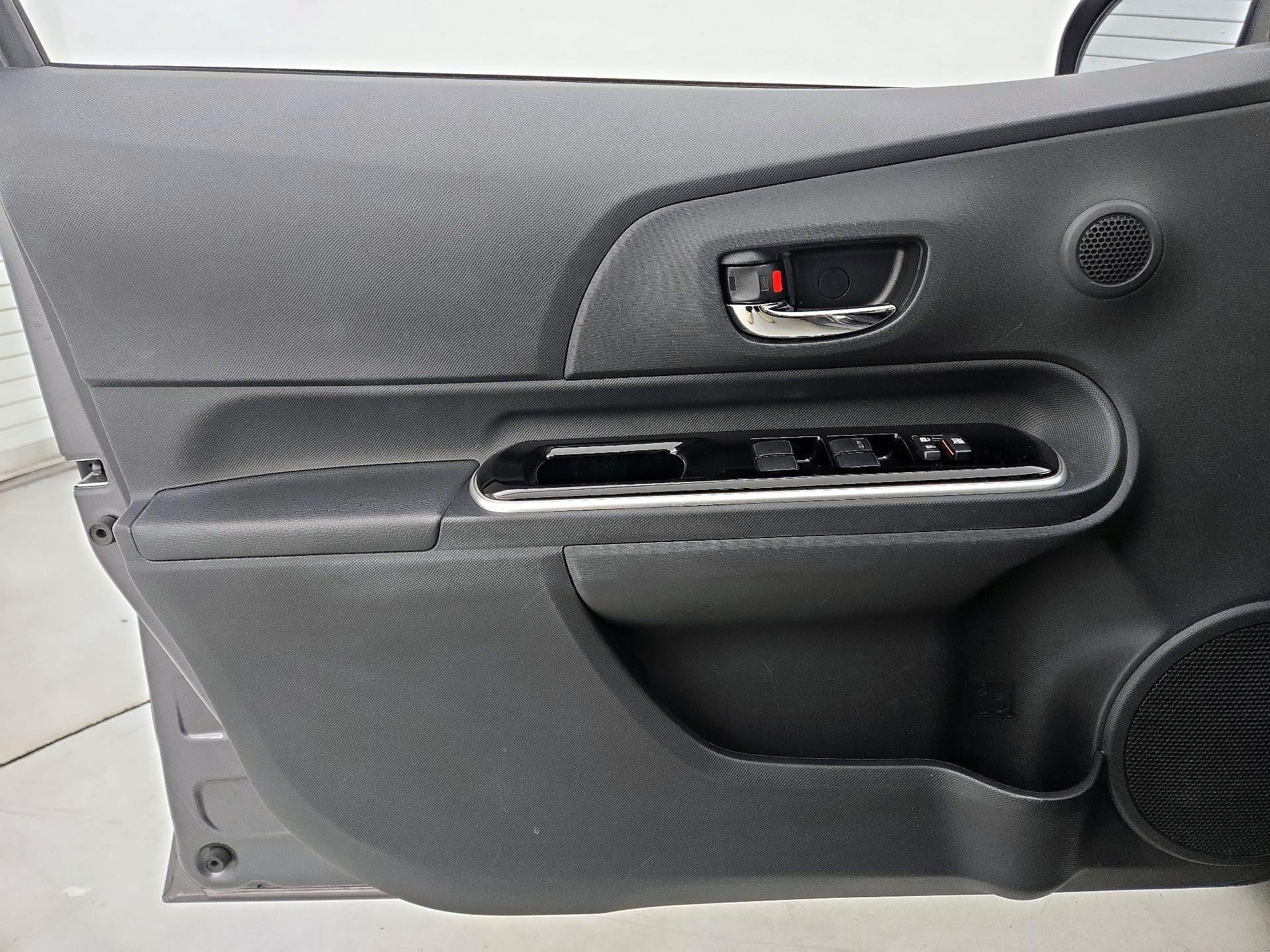 Thumbnail: 2015 Toyota Prius c - 12