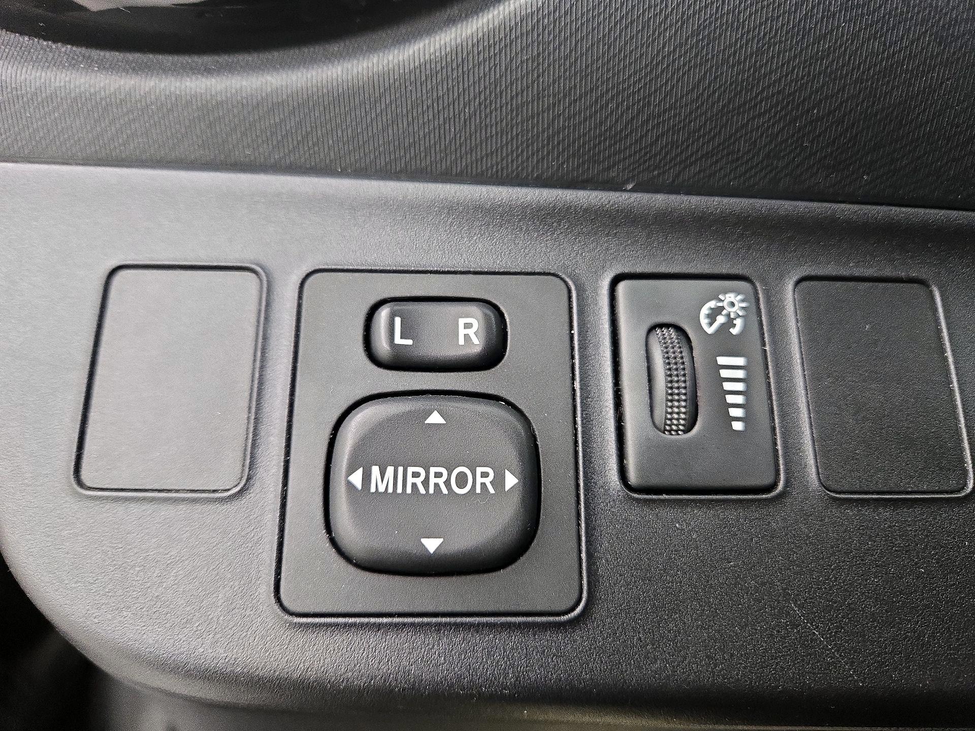 Thumbnail: 2015 Toyota Prius c - 13