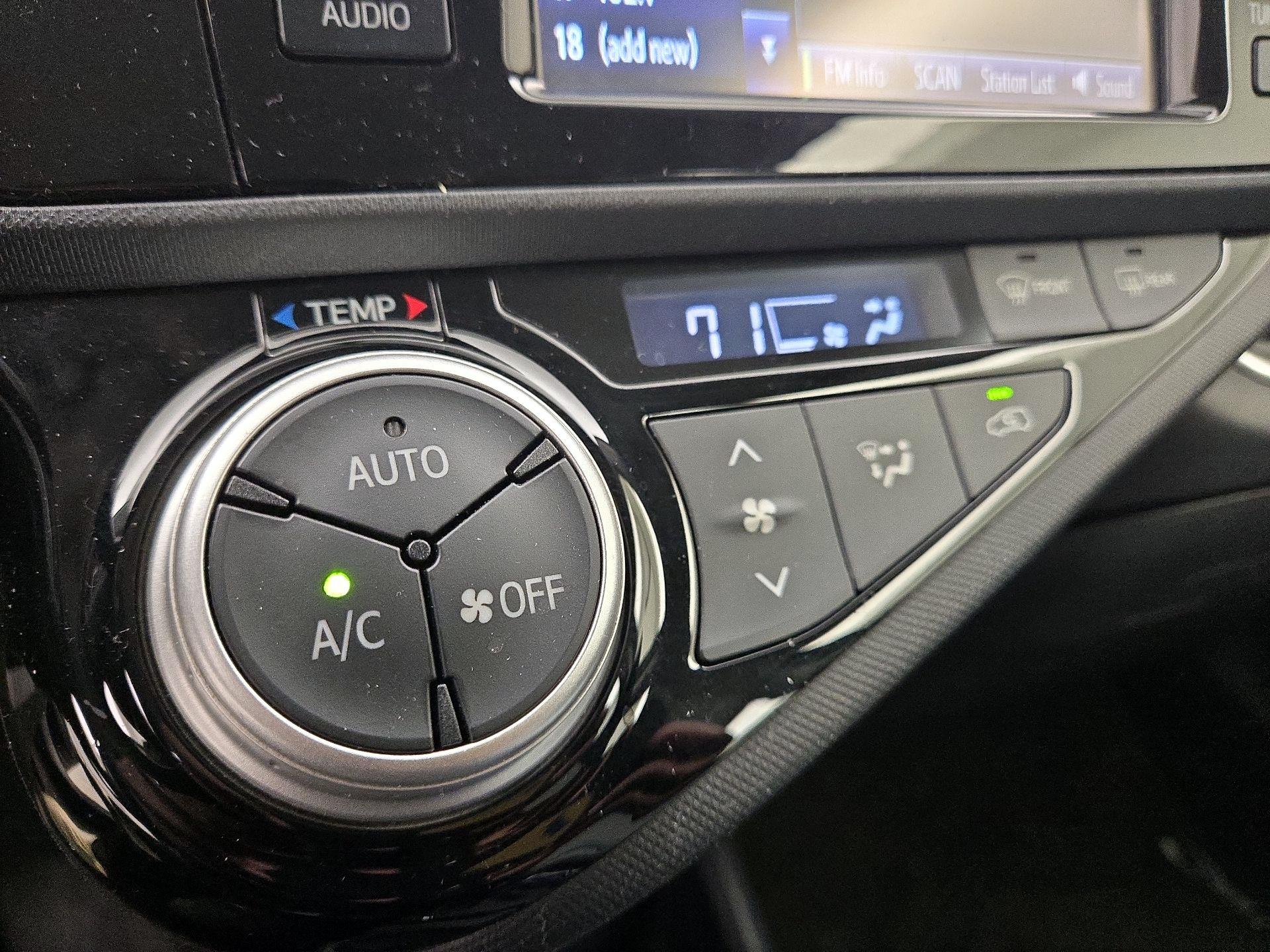 Thumbnail: 2015 Toyota Prius c - 15