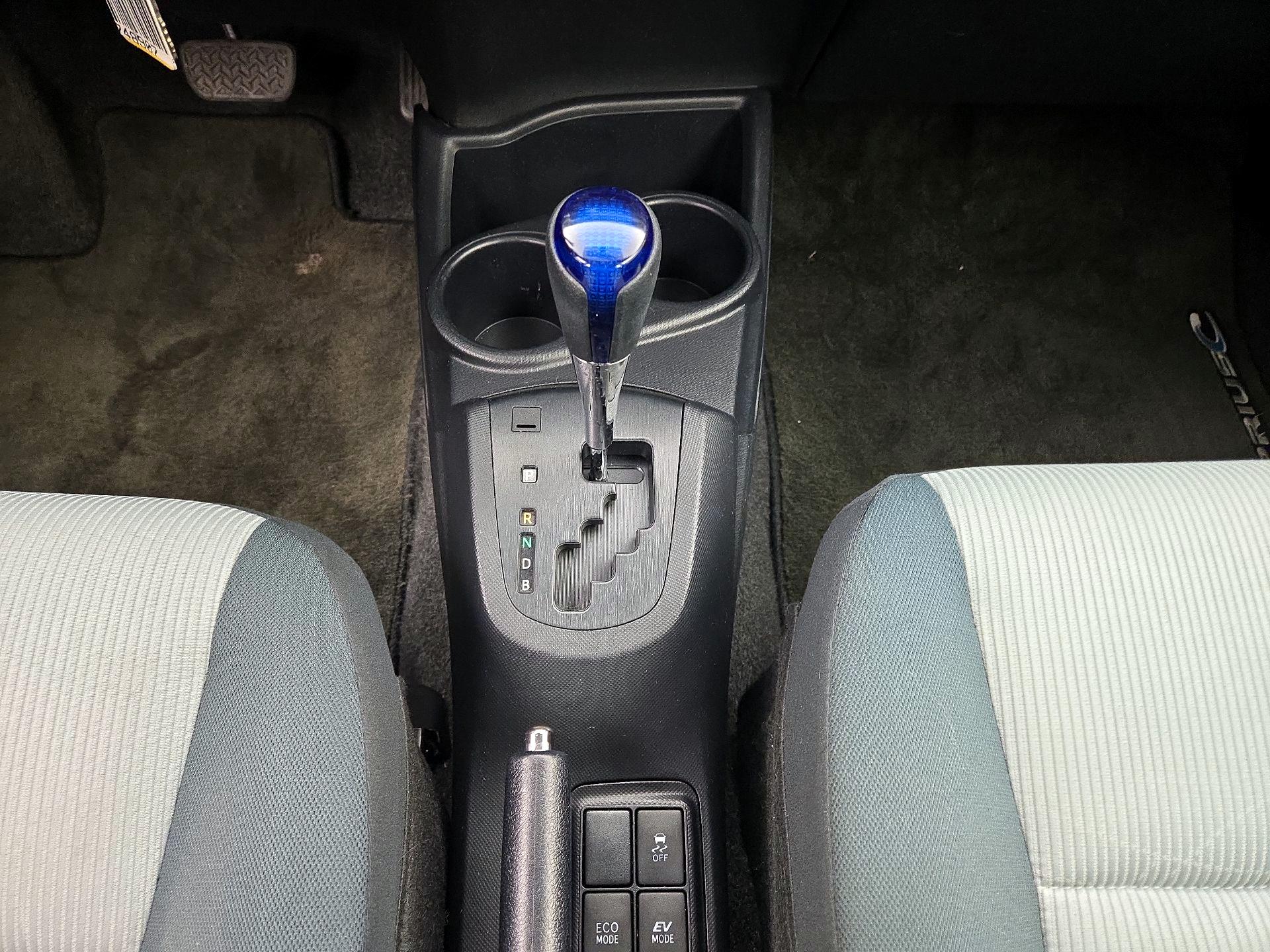 Thumbnail: 2015 Toyota Prius c - 16