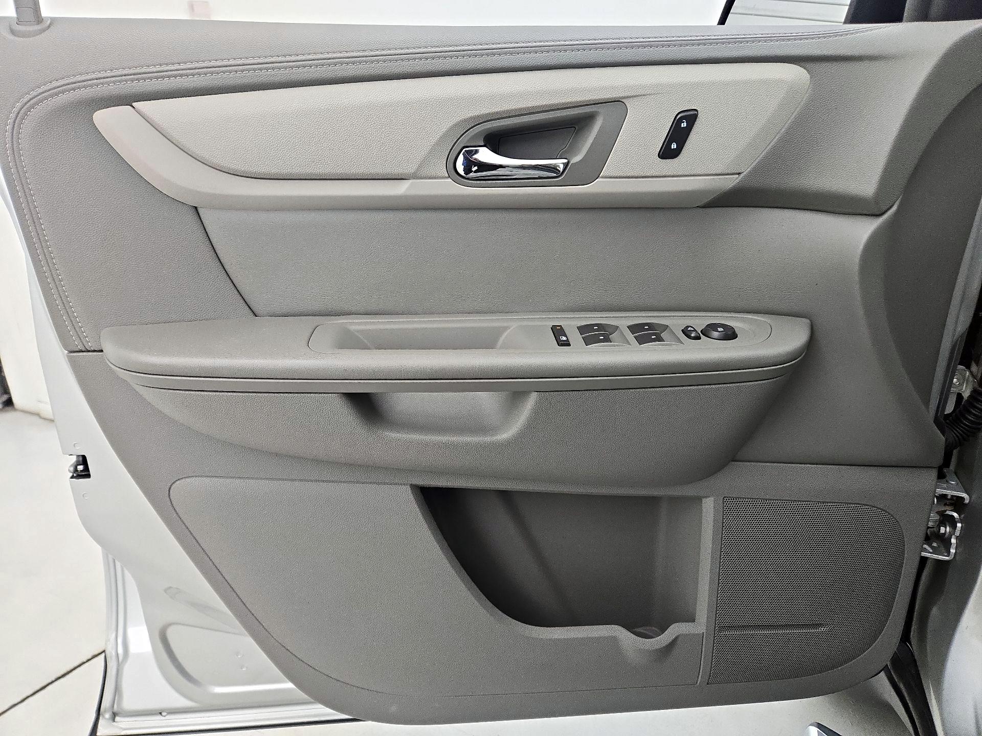 Thumbnail: 2017 Chevrolet Traverse - 12