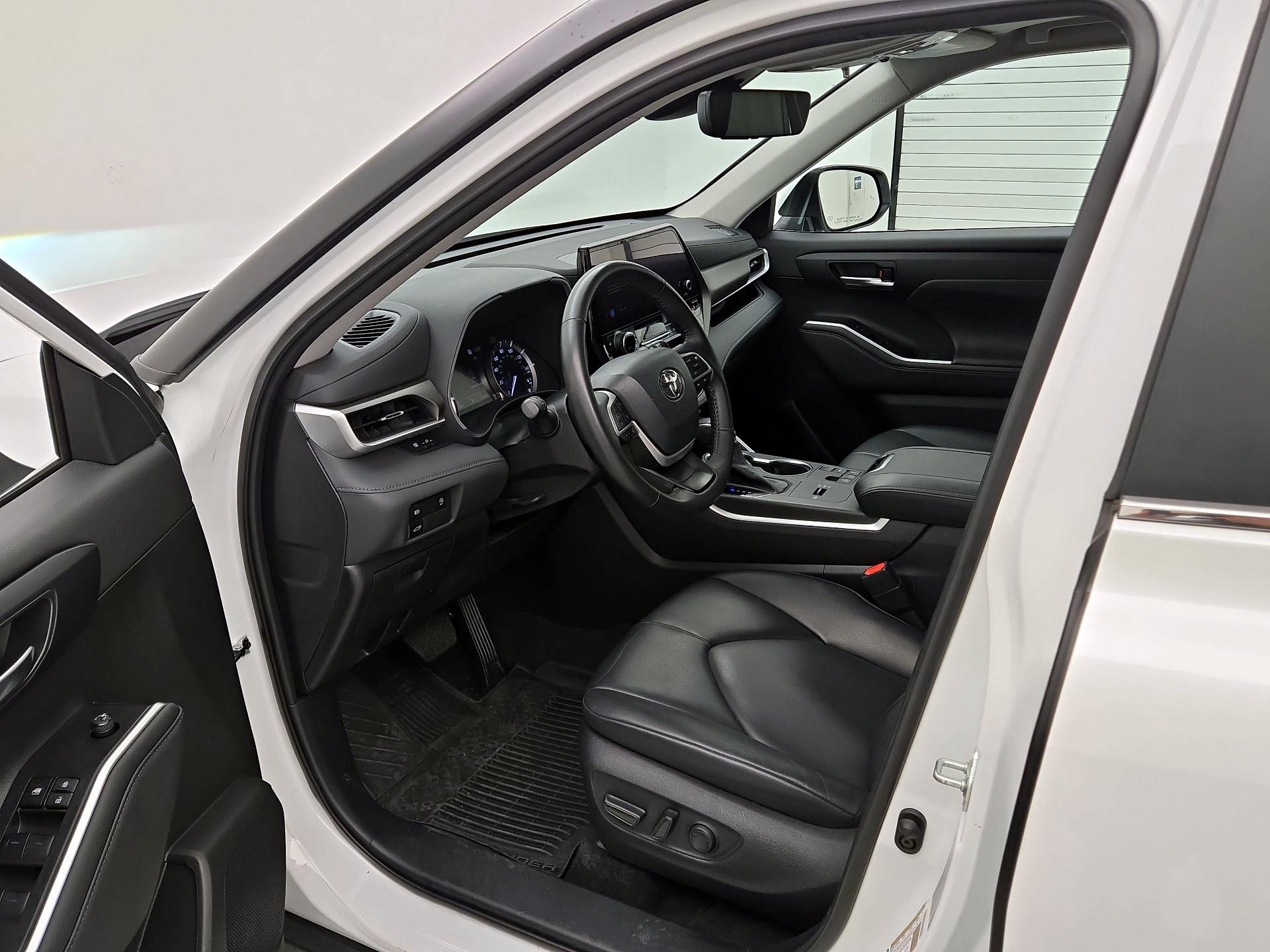 Thumbnail: 2023 Toyota Highlander - 11