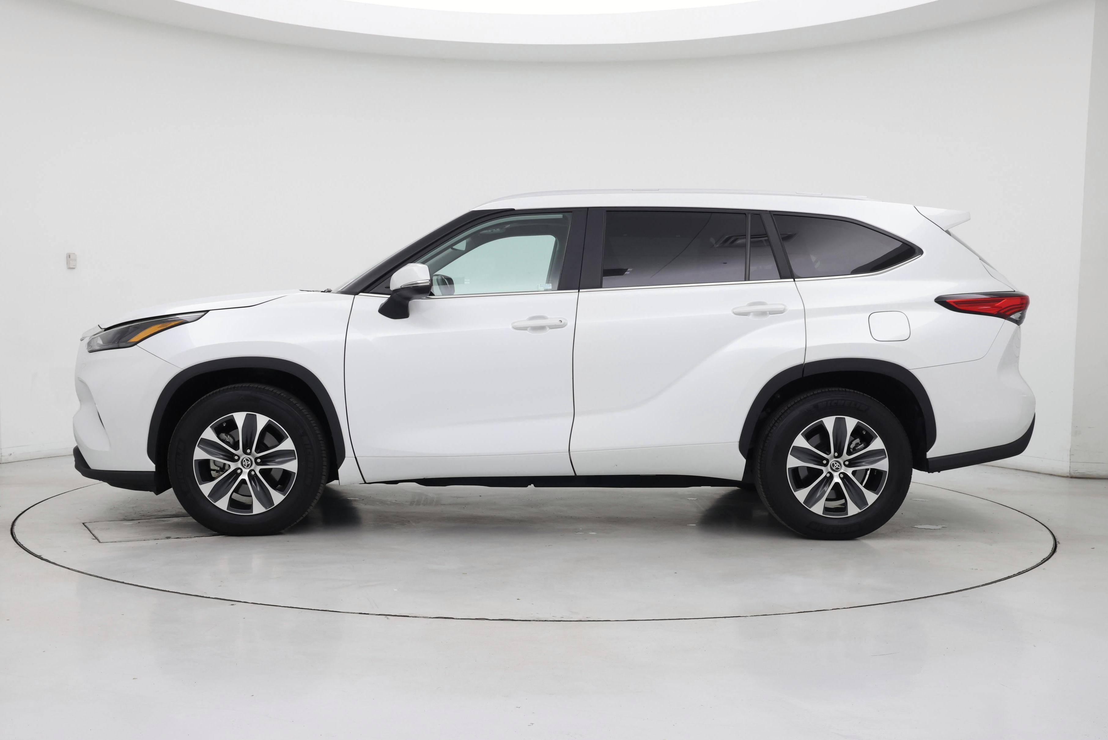 Thumbnail: 2023 Toyota Highlander - 3