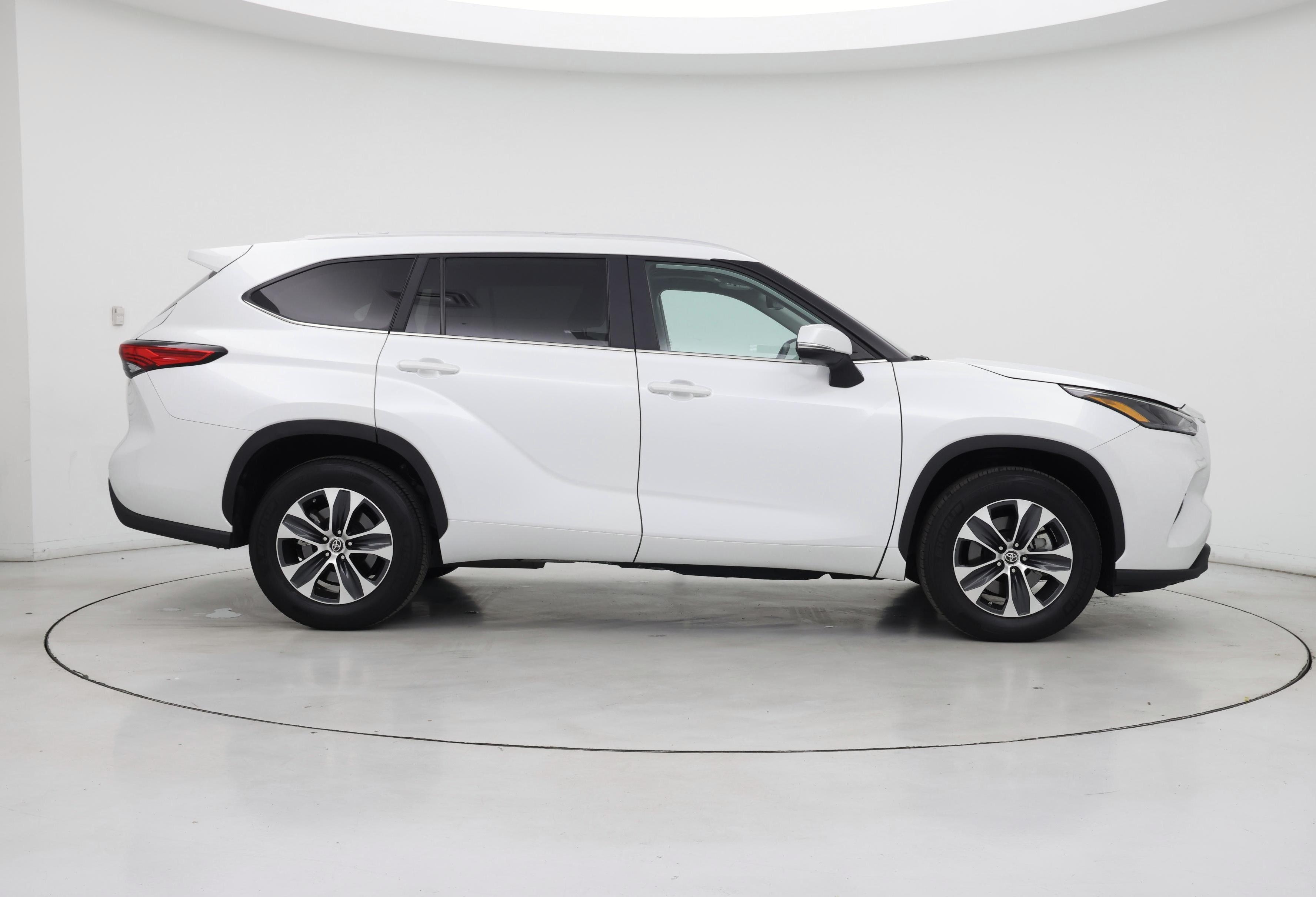 Thumbnail: 2023 Toyota Highlander - 7
