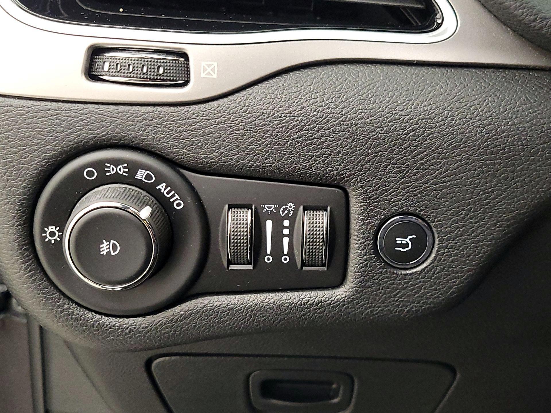 Thumbnail: 2020 Jeep Cherokee - 13