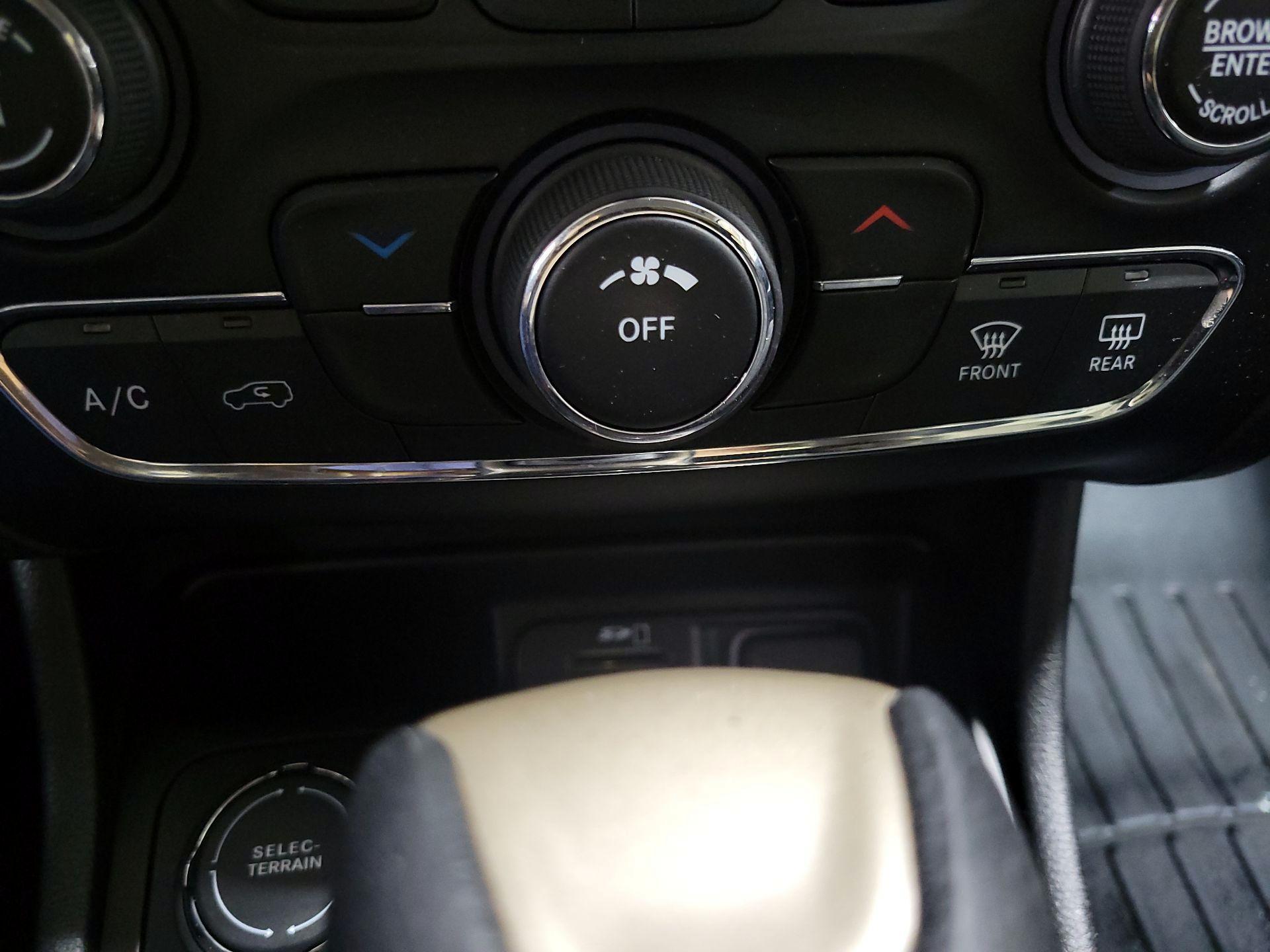 Thumbnail: 2015 Jeep Cherokee - 16