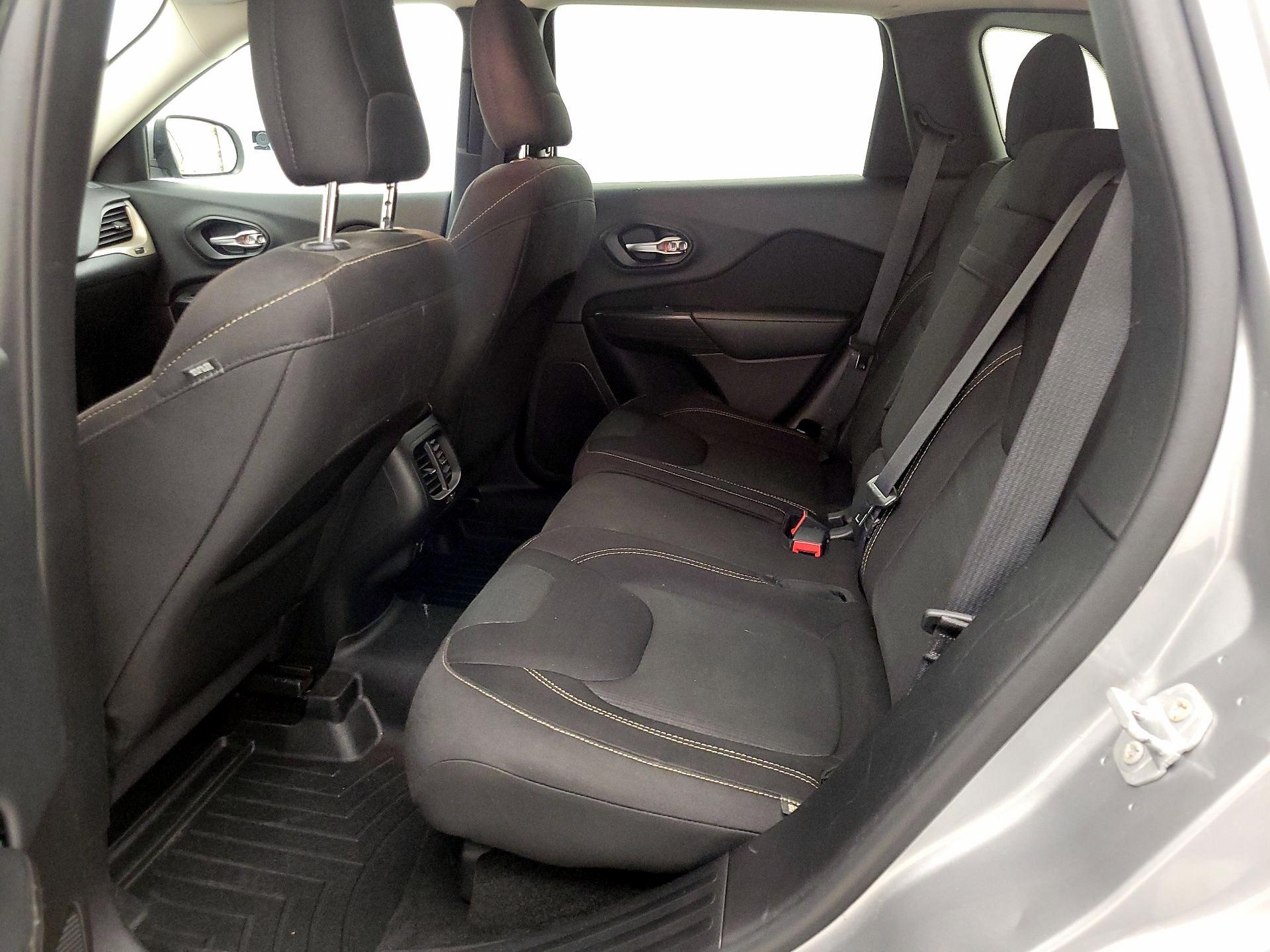 Thumbnail: 2015 Jeep Cherokee - 19