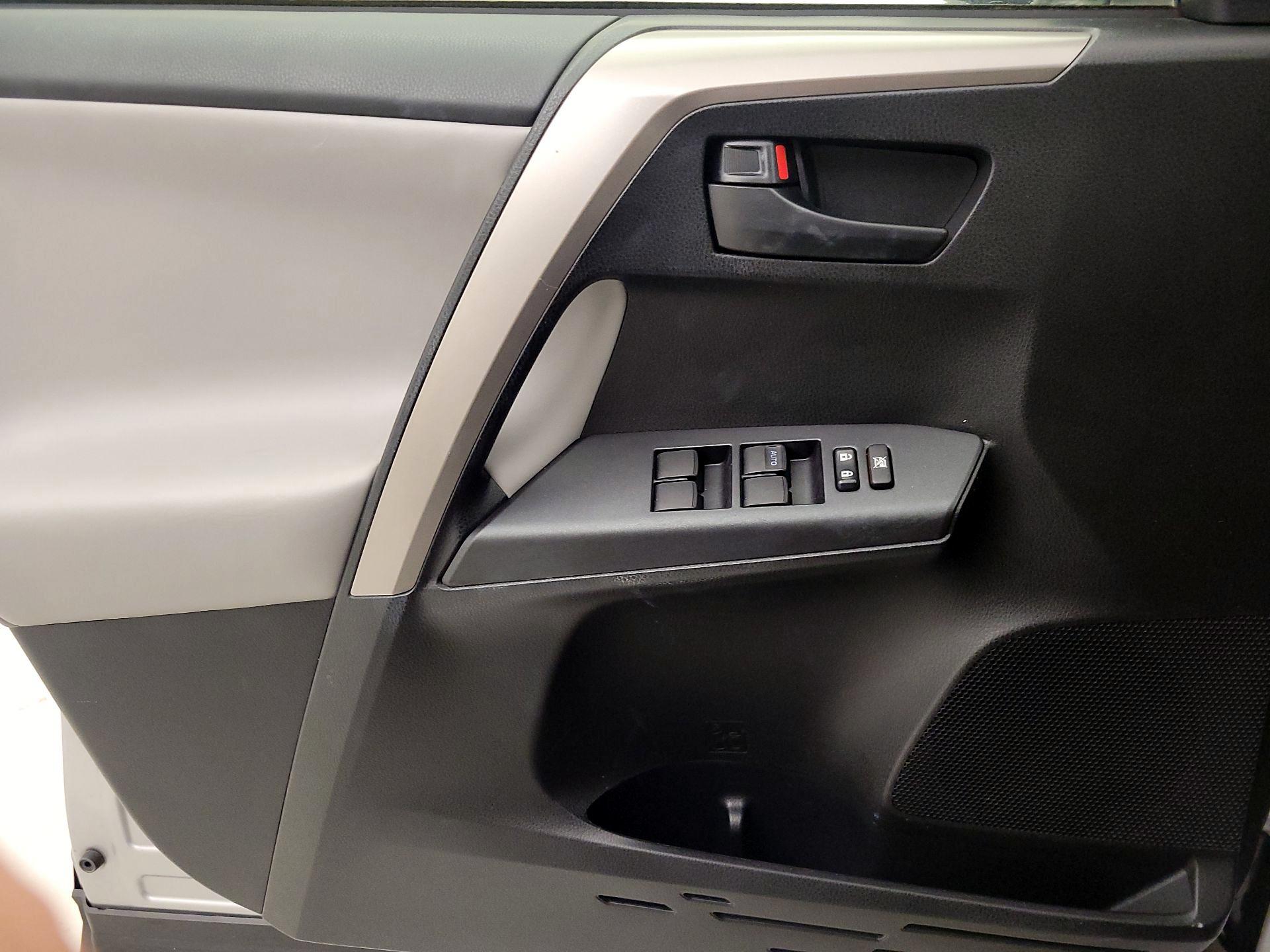 Thumbnail: 2018 Toyota RAV4 - 12