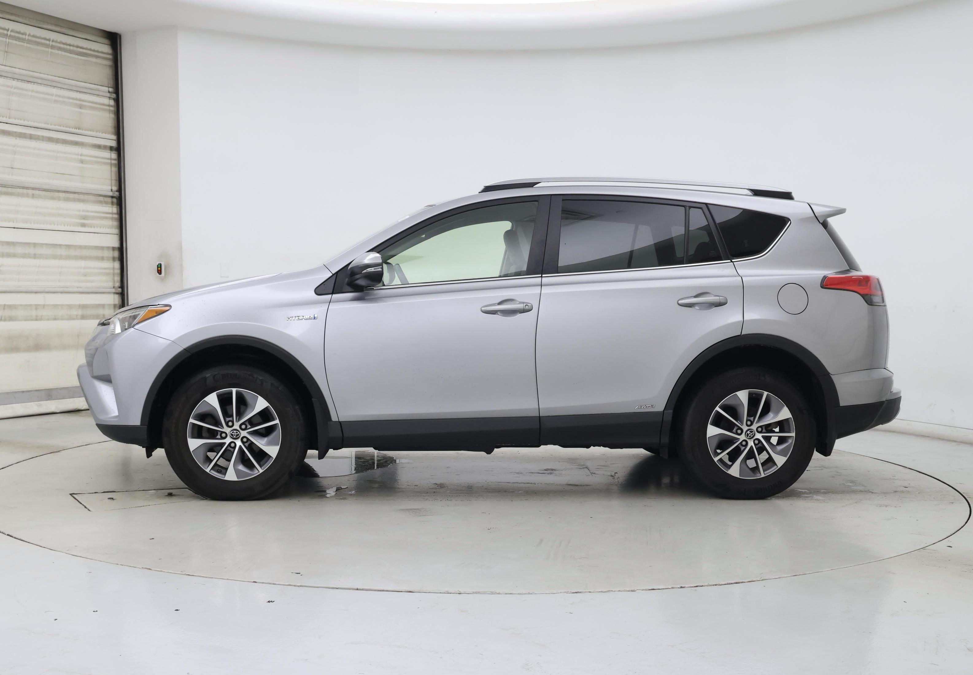 Thumbnail: 2018 Toyota RAV4 - 3