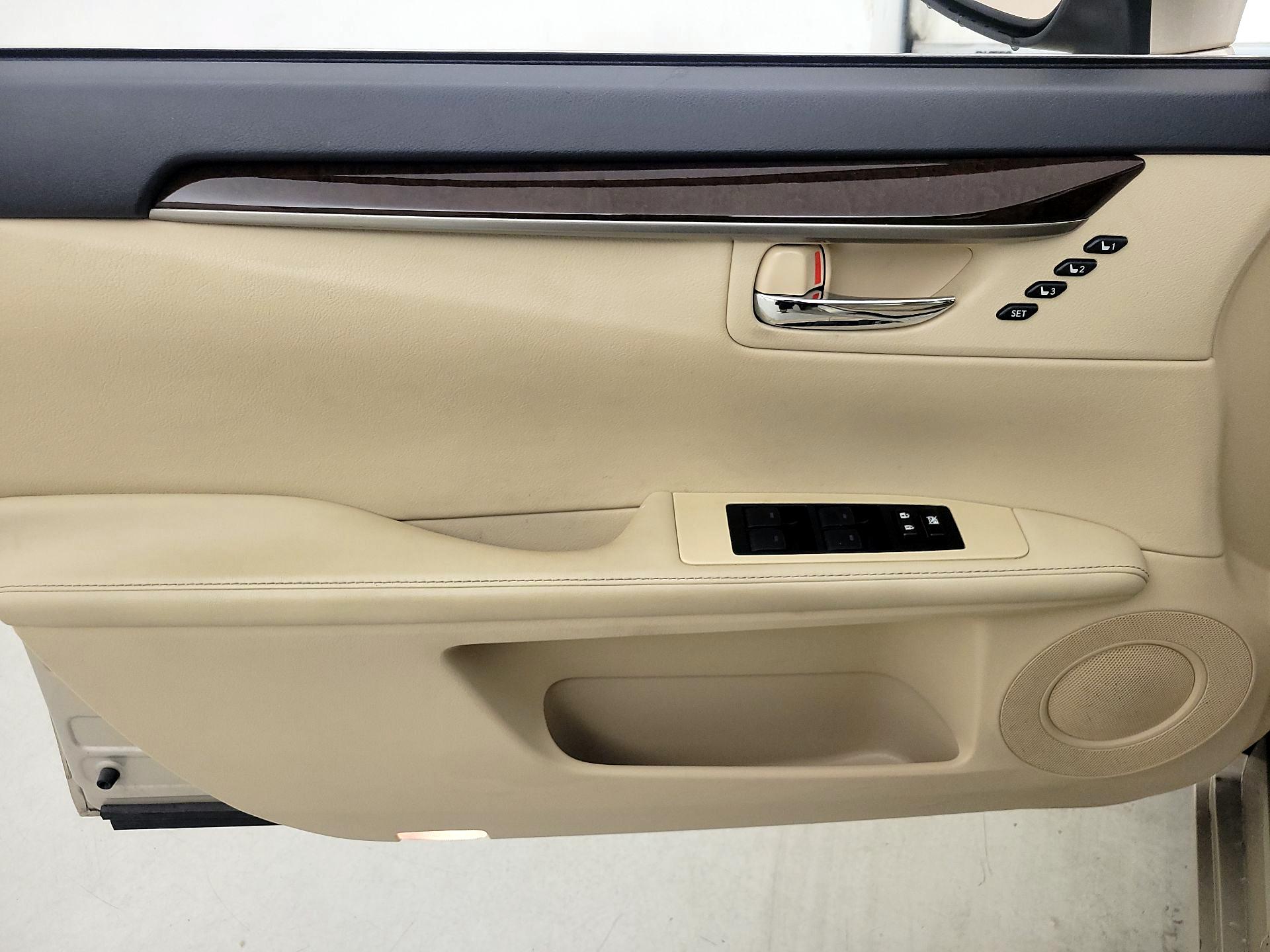 Thumbnail: 2014 Lexus ES - 12