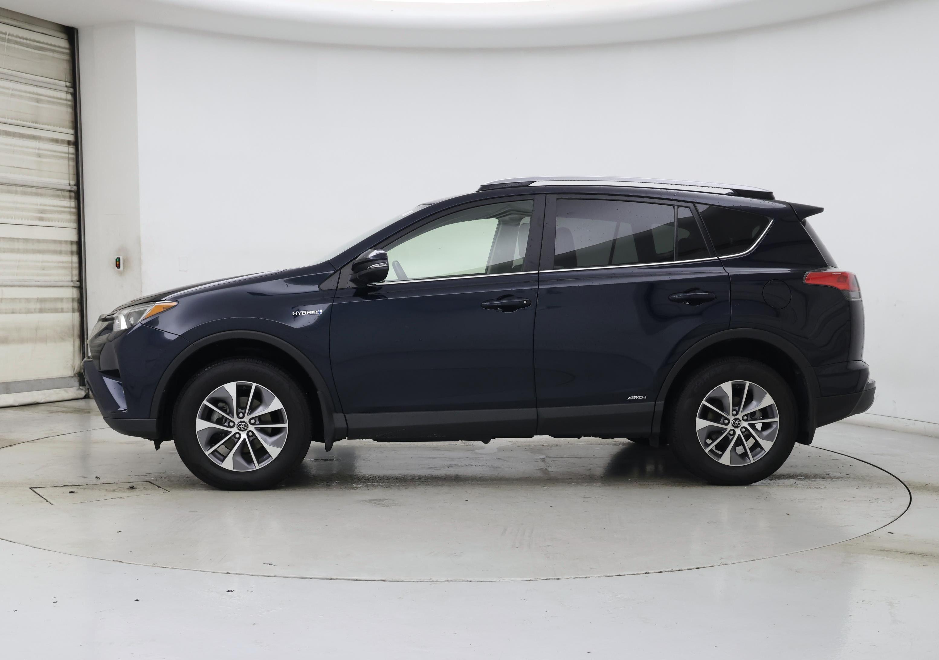 Thumbnail: 2017 Toyota RAV4 - 3