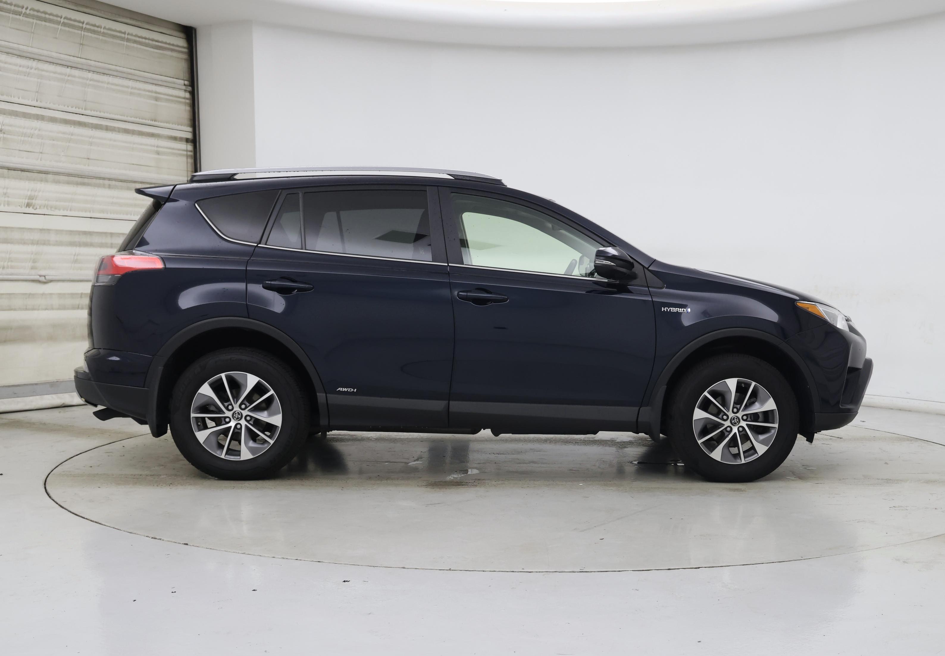 Thumbnail: 2017 Toyota RAV4 - 7