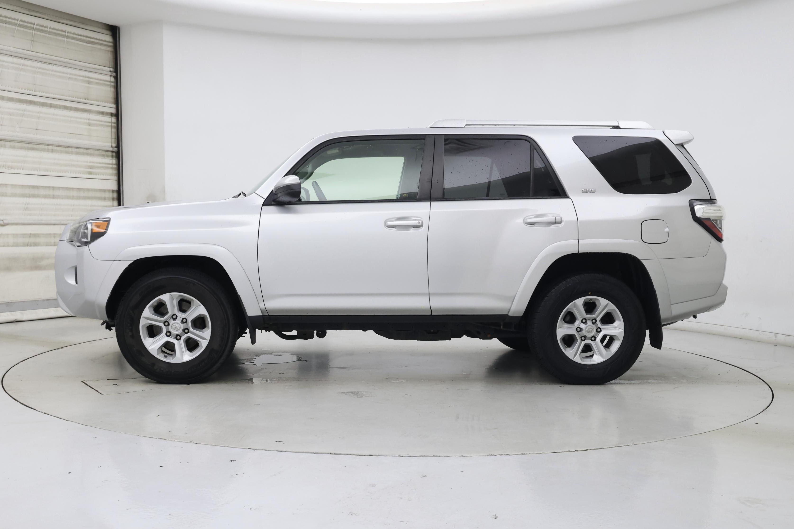 Thumbnail: 2017 Toyota 4Runner - 3