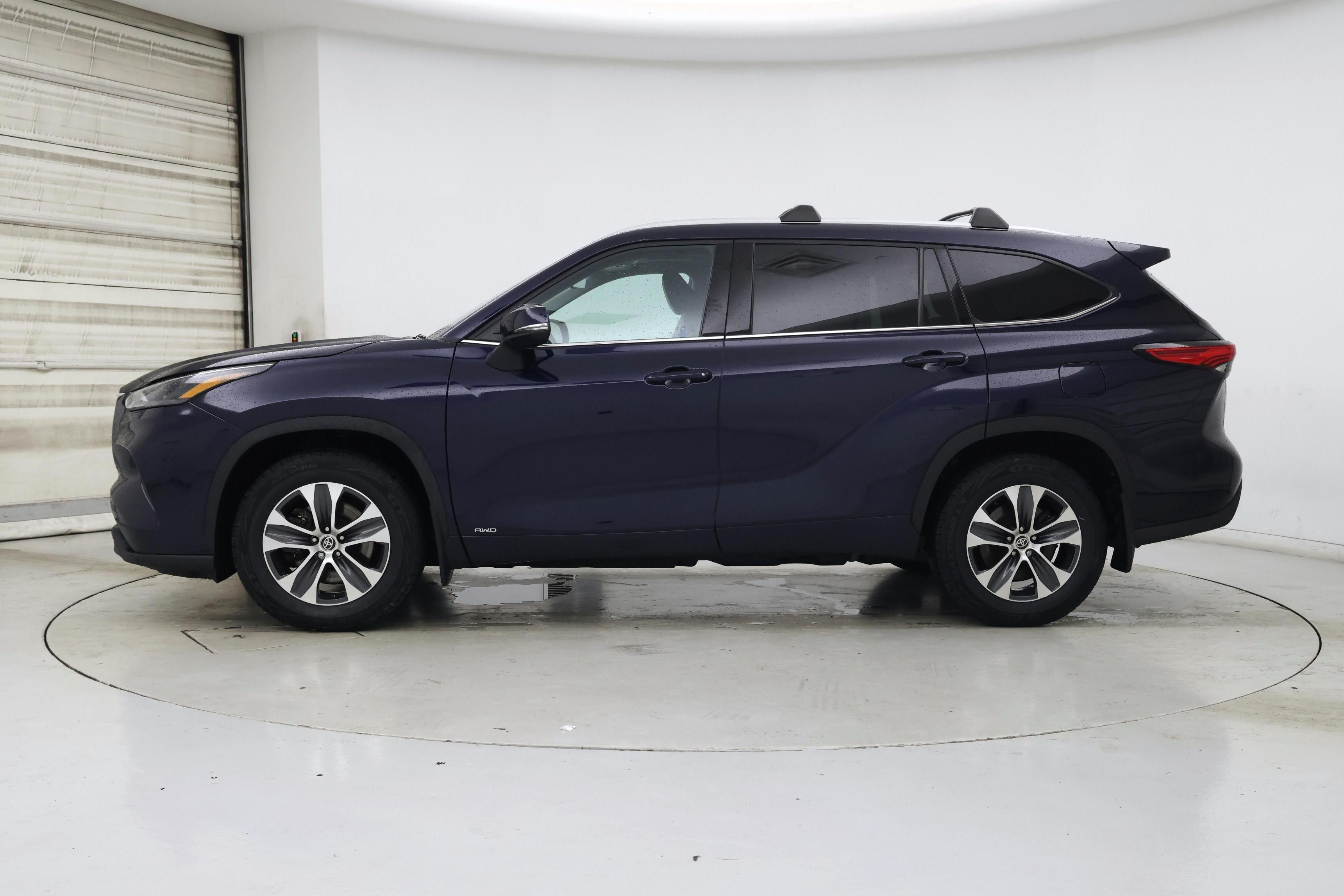 Thumbnail: 2022 Toyota Highlander - 3