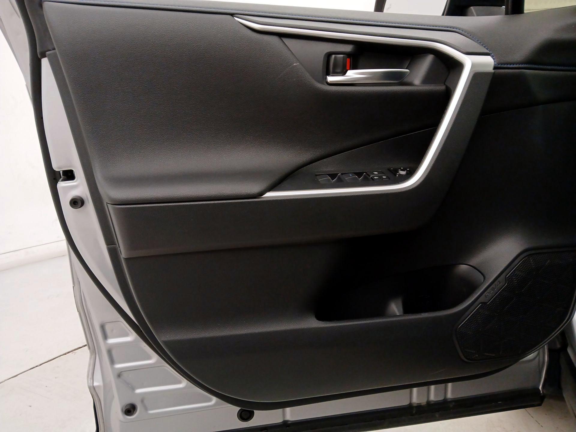 Thumbnail: 2021 Toyota RAV4 - 12