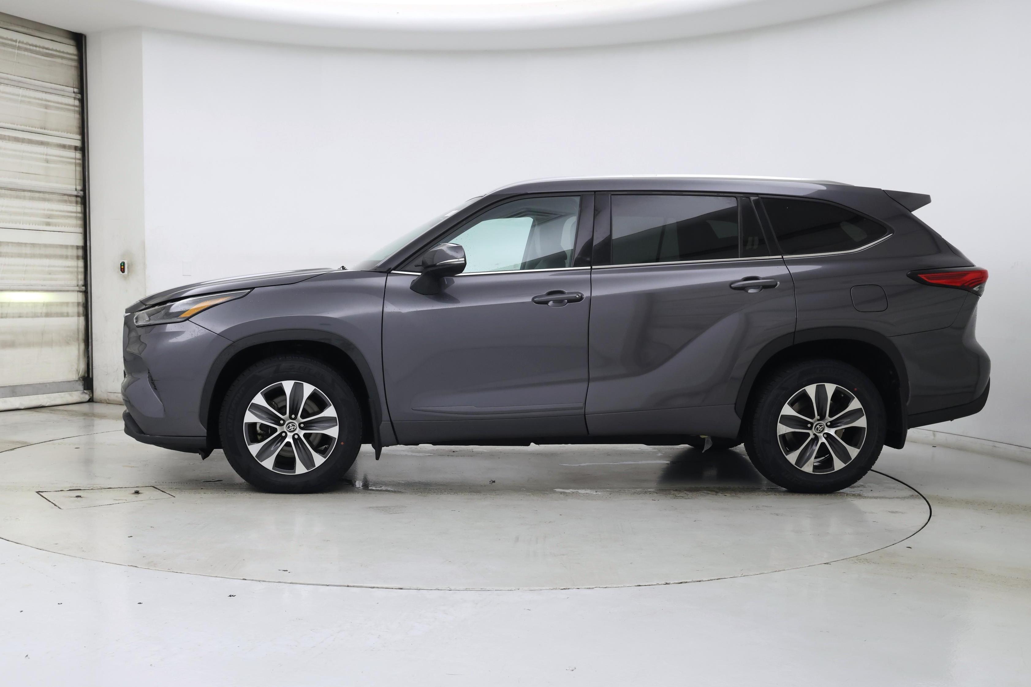 Thumbnail: 2021 Toyota Highlander - 3