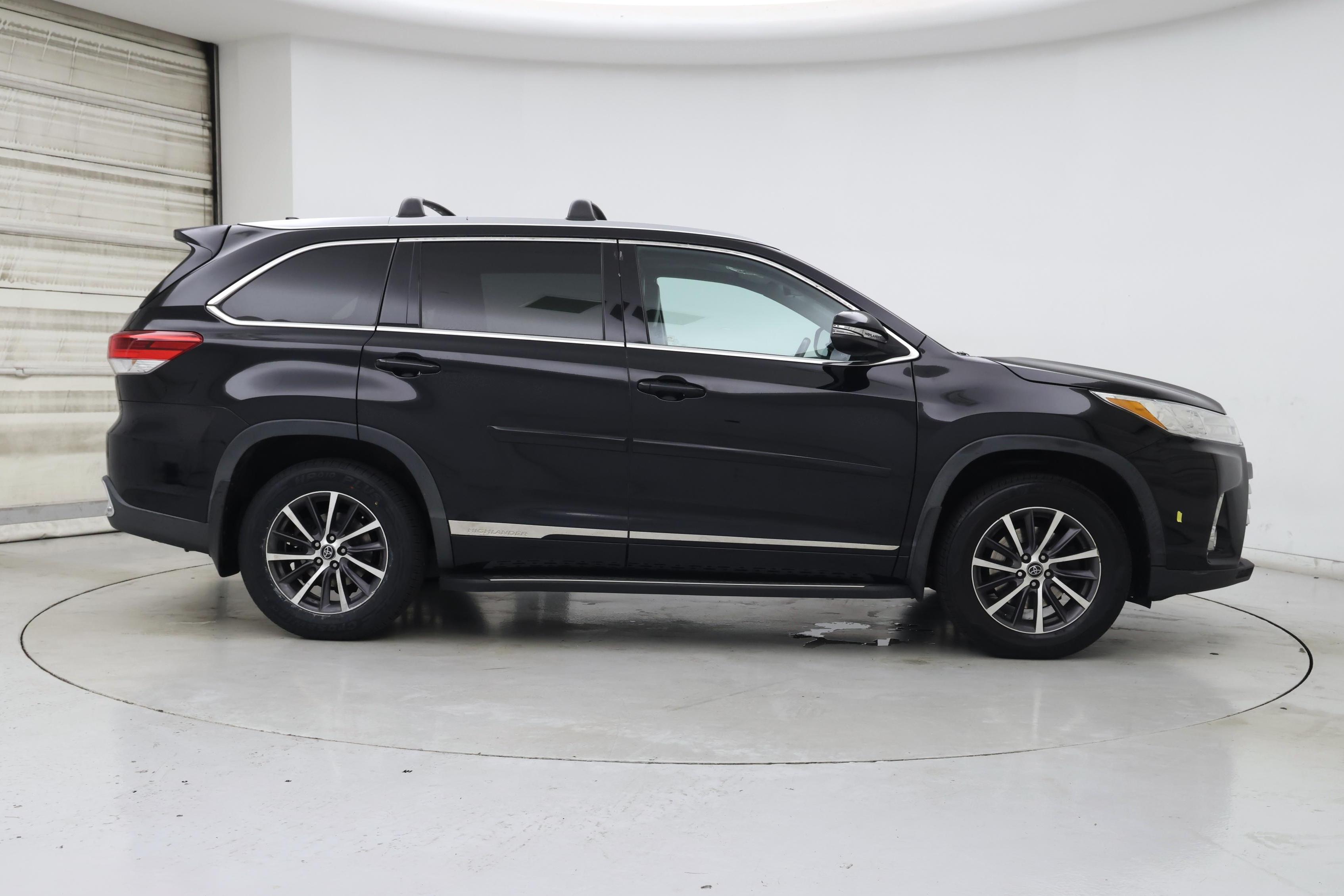 Thumbnail: 2017 Toyota Highlander - 7